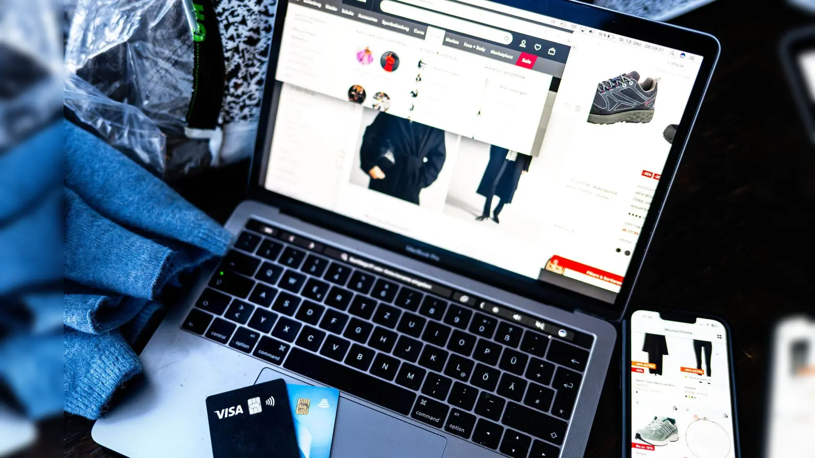 Online-Shopping: Viele häufen bei Zahlungsmethoden mit Aufschub Schulden an (Archivbild) (Bild: Sina Schuldt/dpa/dpa-tmn)