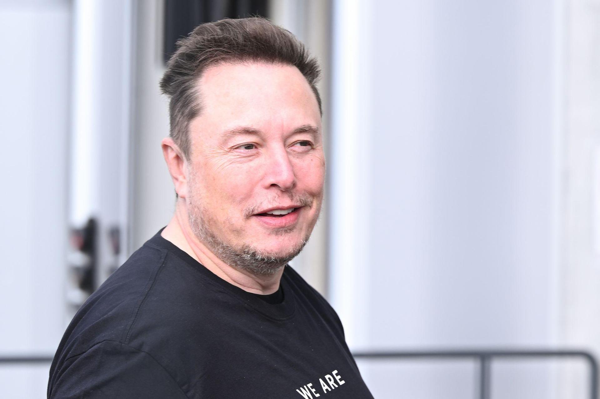 Elon Musk will, dass Apple netter zu seinen Apps ist. (Archivbild) (Bild: Sebastian Gollnow/dpa)