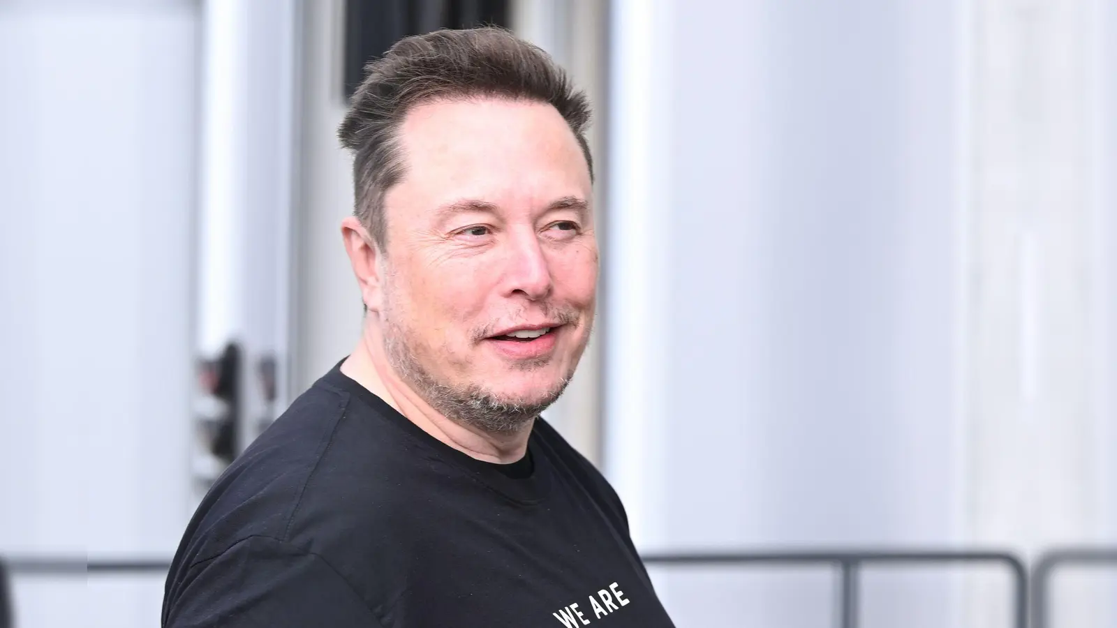 Elon Musk will, dass Apple netter zu seinen Apps ist. (Archivbild) (Bild: Sebastian Gollnow/dpa)