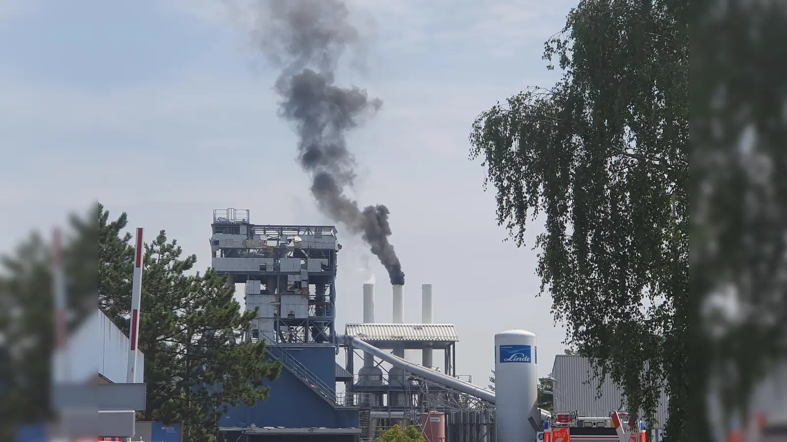 Auf dem Gelände eines Industriebetriebs in Wackersdorf ist ein Feuer ausgebrochen. (Bild: Hösamer)