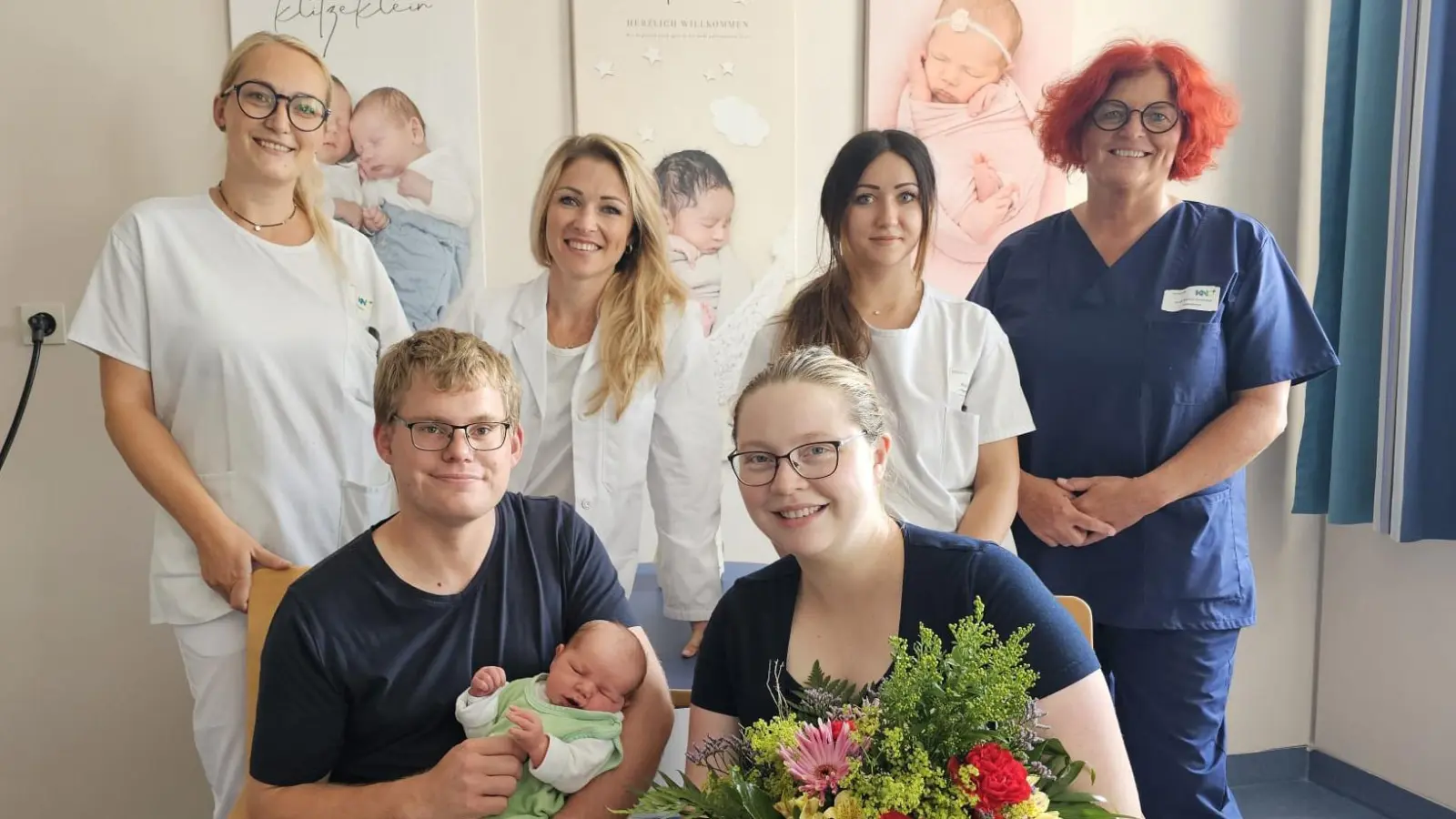 Die Geburtstation im Klinikum Weiden feierte am 30. August ein ganz besonderes Jubiläum. Oberärztin Gabriela Dinu (hintere Reihe, v.l.n.r), Assistenzärztin Silvie Felixova, Michelle Bock (Station 32), Hebamme Ruth Mahal-Vollmayr gratulierten den Eltern zur Geburt von Johann – dem 1000. Neugeborenen im Jahr 2024 am Klinikum.  (Bild: Kliniken Nordoberpfalz)