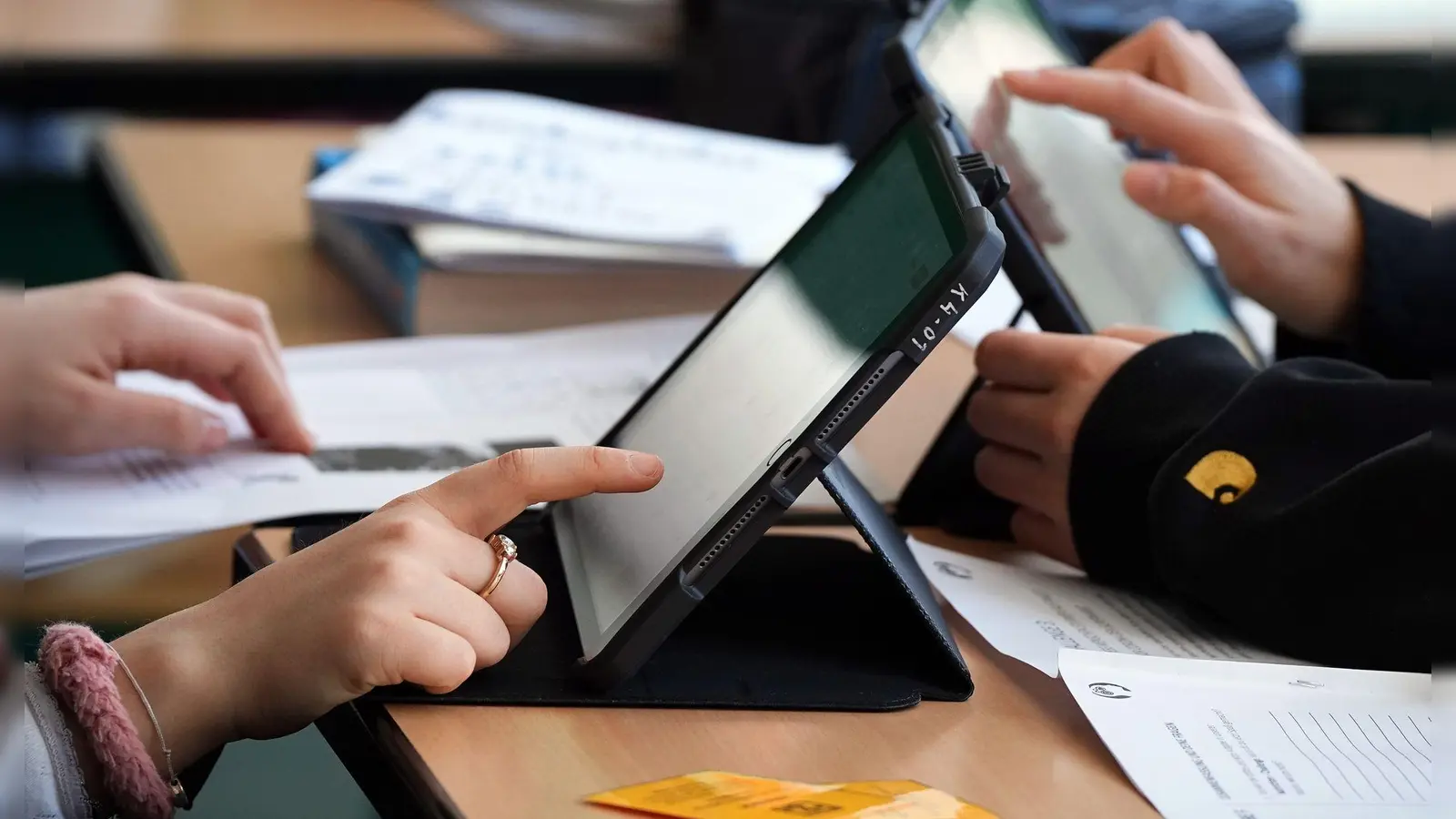 Nicht nur bei Schülern sind KI-Anwendungen hoch im Kurs - auch bei Lehrern finden sie sich im Berufsalltag immer häufiger wieder. (Symbolbild)  (Bild: Soeren Stache/dpa)