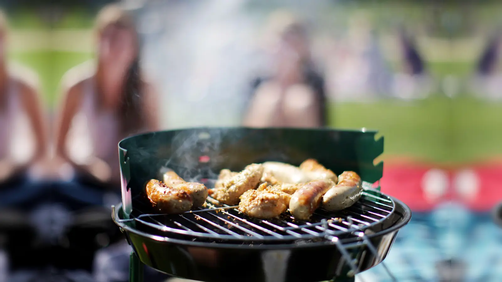 Bei einem Streit in Weiden wurde ein Grill zum Wurfgeschoss – hoffentlich ohne Grillgut.  (Symbolbild: Rolf Vennenbernd/dpa)