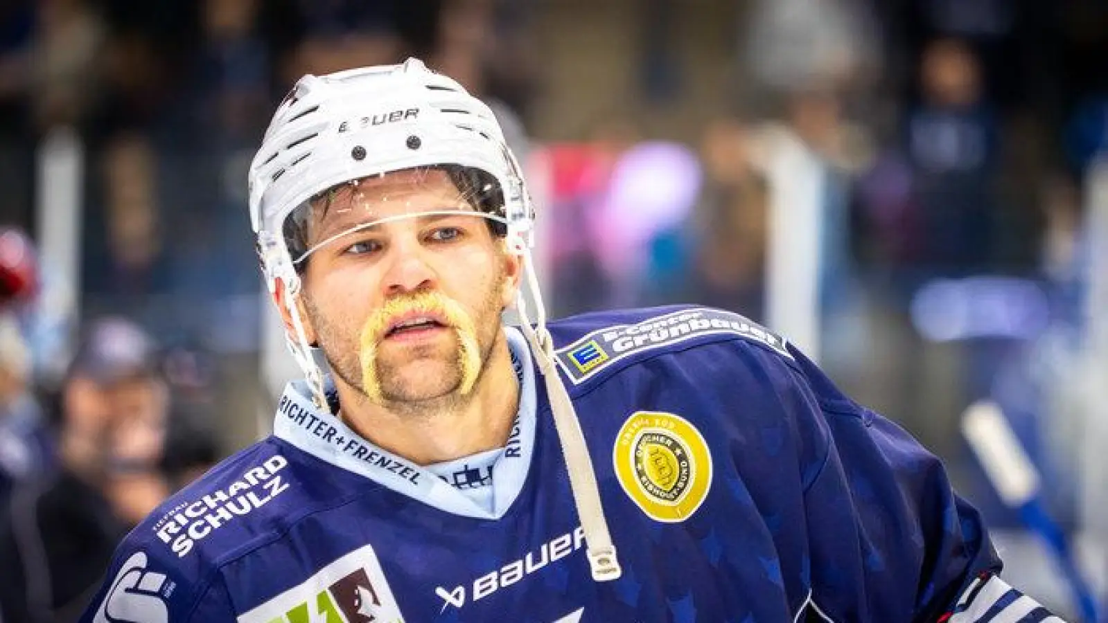 Markus „Beppi” Eberhardt von den Blue Devils Weiden mit seinem schmucken Beitrag zur „Movember”-Aktion. (Bild: Christian Kaminsky/exb)