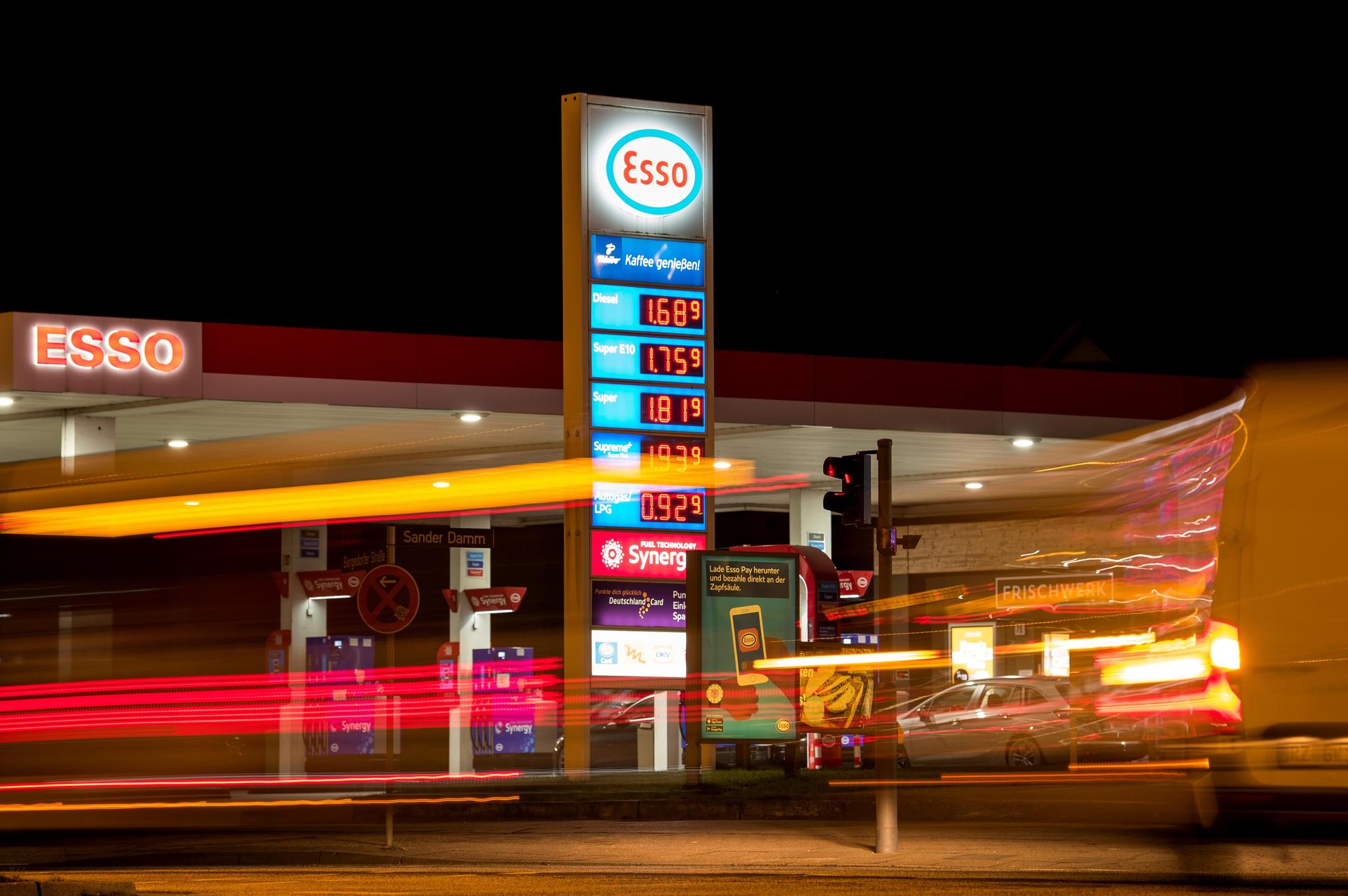 Im Dezember haben vier Männer einen bewaffneten Raubüberfall auf eine Tankstelle im Landkreis Regensburg verhindert. (Symbolbild: Daniel Bockwoldt)