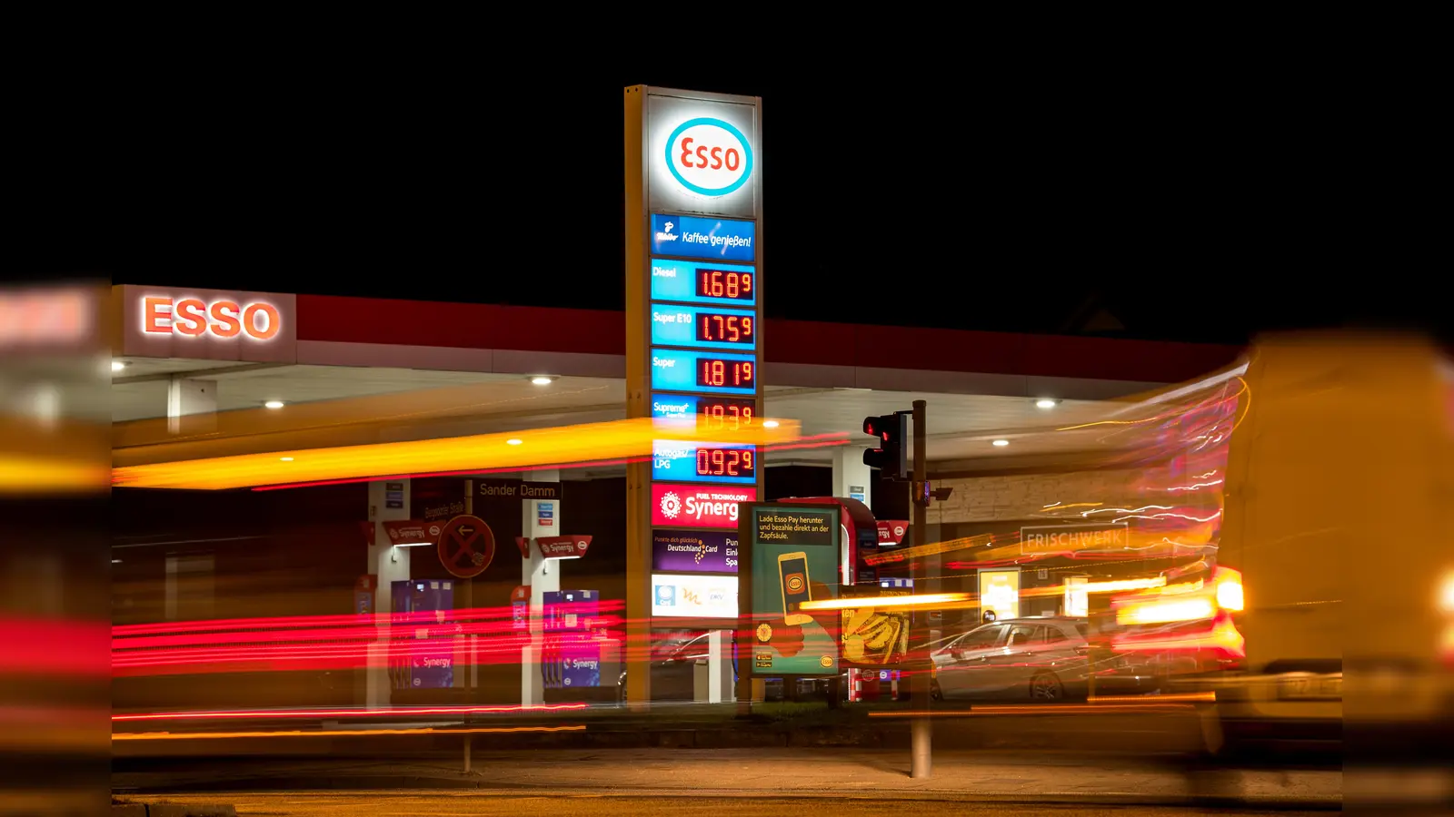 Im Dezember haben vier Männer einen bewaffneten Raubüberfall auf eine Tankstelle im Landkreis Regensburg verhindert. (Symbolbild: Daniel Bockwoldt)