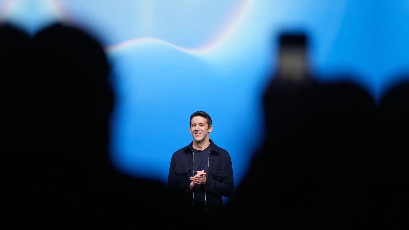 Das aufklappbare iPhone ist die erste große Wette des Konzerns unter dem neuen Chef John Ternus. (Bild: Jeff Chiu/AP/dpa)