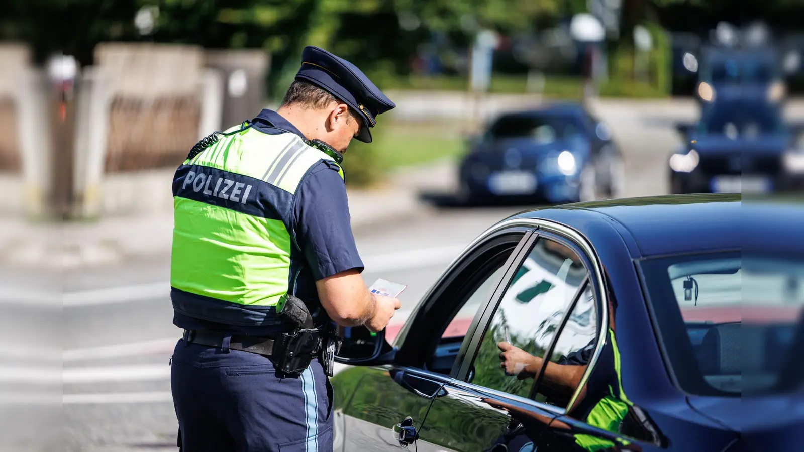 Grenzpolizisten aus Waidhaus entdeckten bei einer Schleierfahndung Werkzeuge, bei denen der Verdacht besteht, dass sie gestohlen wurden.  (Symbolbild: Matthias Balk/dpa)