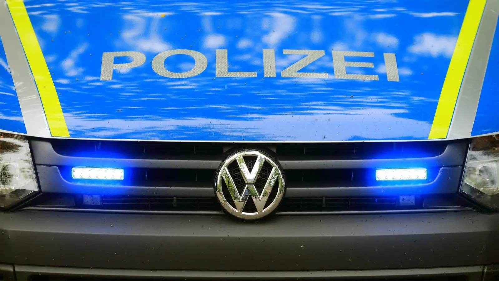 Ein 32-jähriger Autofahrer fällt auf der A 93 durch riskante Überholmanöver auf. Die Polizei stellt fest, dass er Drogen konsumiert hat.  (Symbolbild: Jens Wolf)
