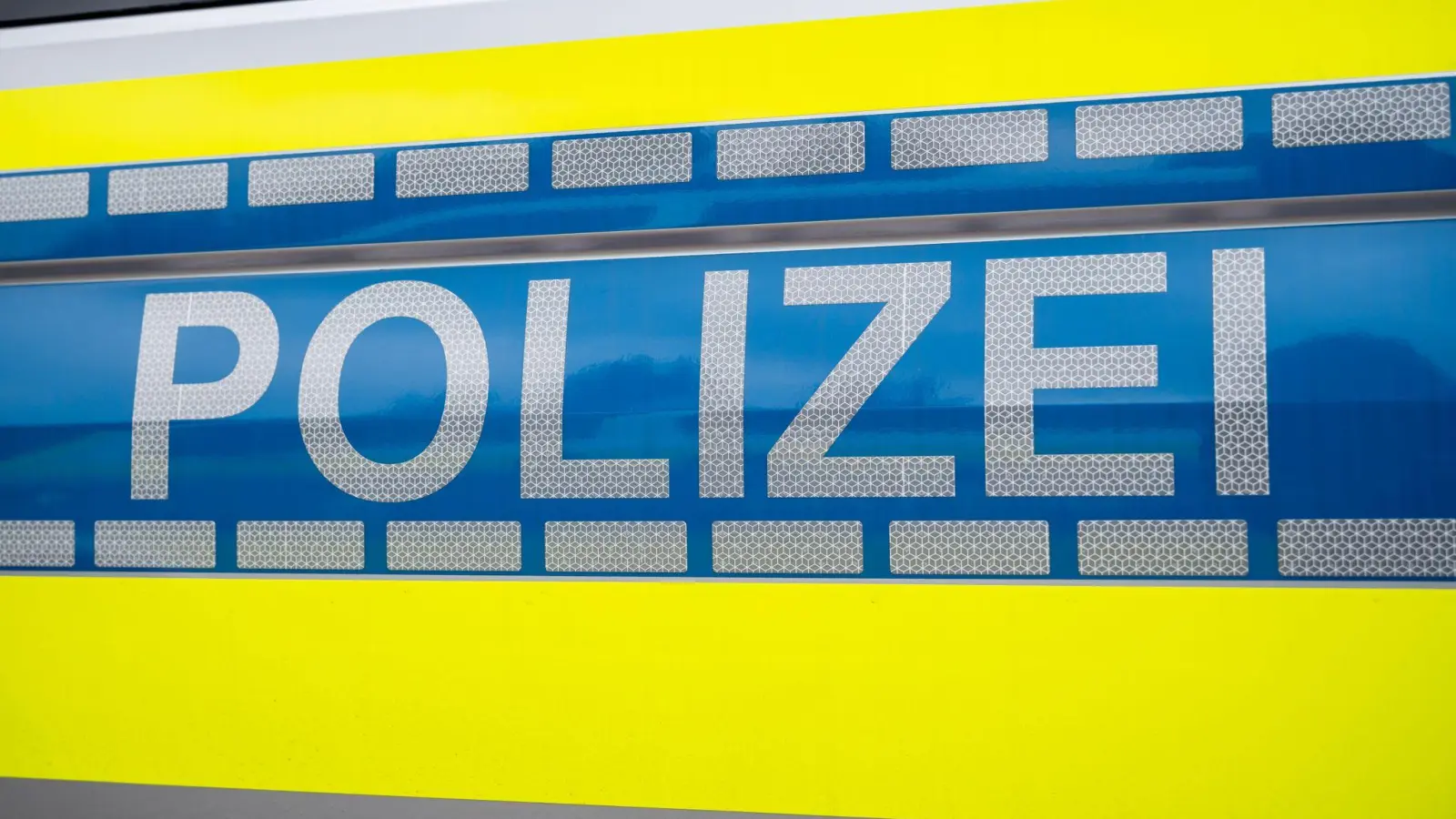 Ein 41-jähriger Mann versuchte bei einer Zugkontrolle in Weiden, unbemerkt Drogen zu entsorgen. Das hat ein Passant beobachtet und die Polizei informiert. (Symbolbild: Daniel Vogl/dpa)