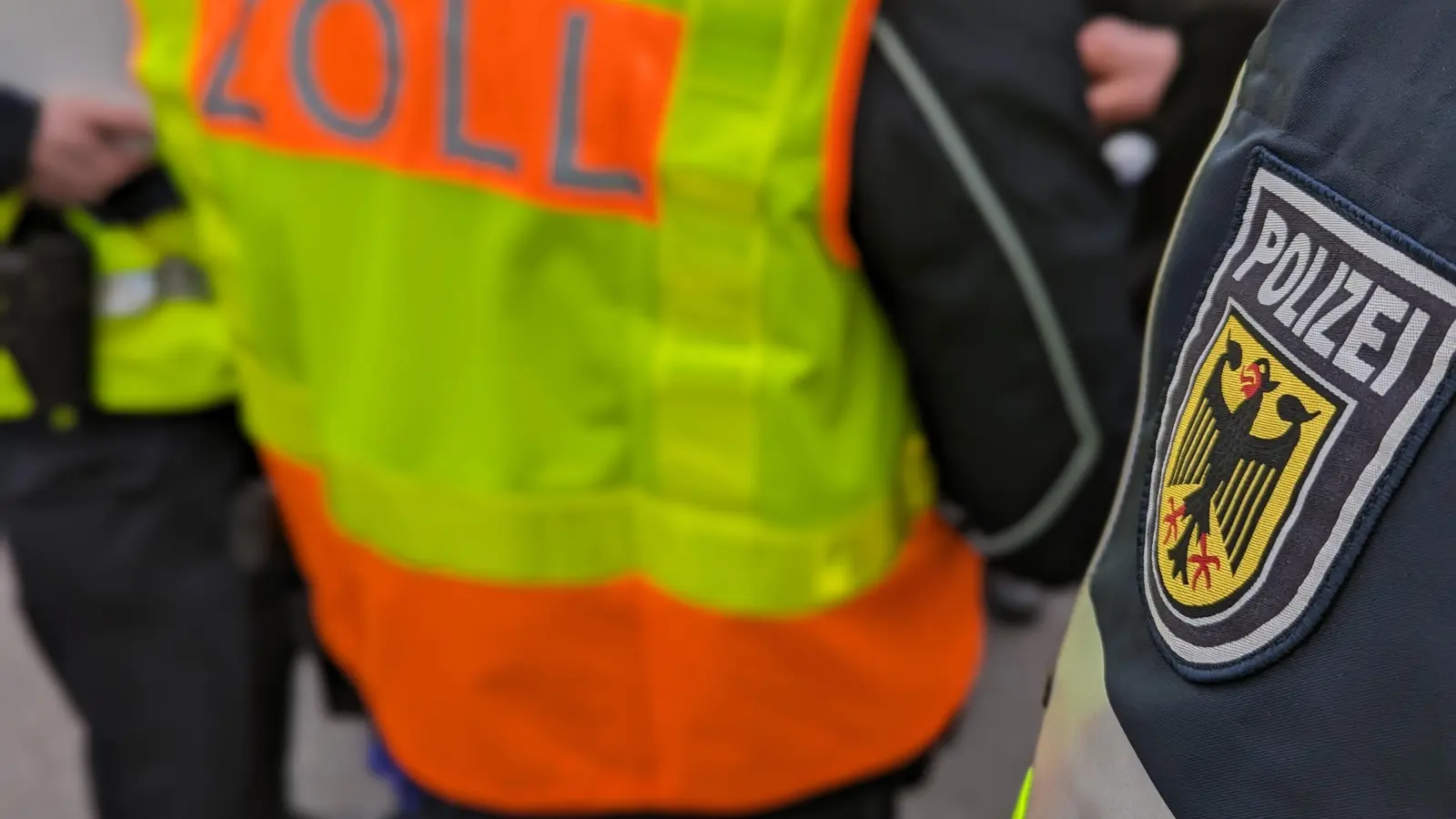 Zoll und Bundespolizei haben einen verurteilten und per Haftbefehl gesuchten 26-jährigen Drogendealer festgesetzt, der bei einer Kontrolle an der Grenze erwischt worden war. (Symbolbild: Bundespolizei)