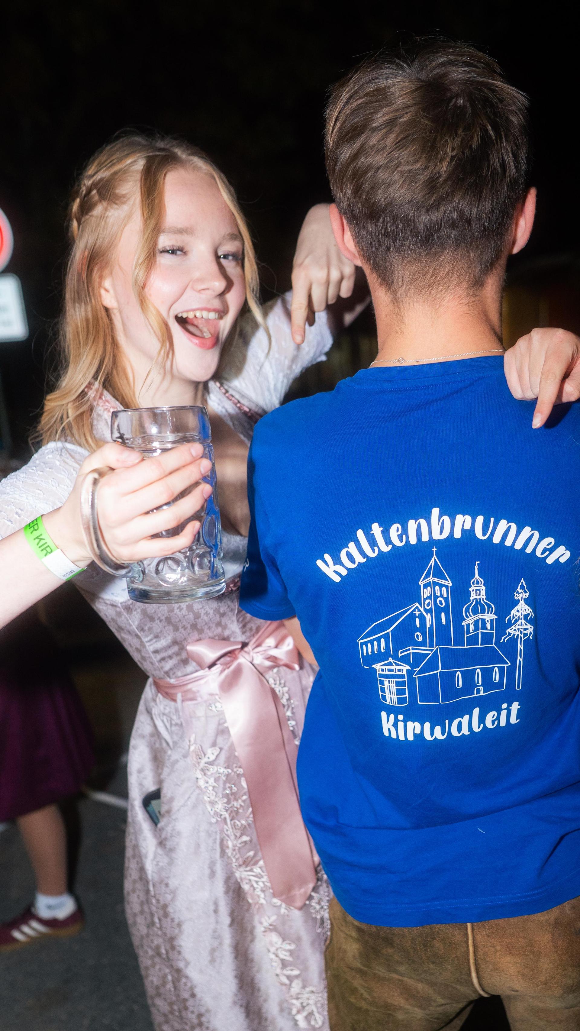 Beim Kirwa-Special der Etzenrichter Kirwa sorgte die Band „RUNDUMADUM” für Stimmung.  (Bild: Hannes Stock)