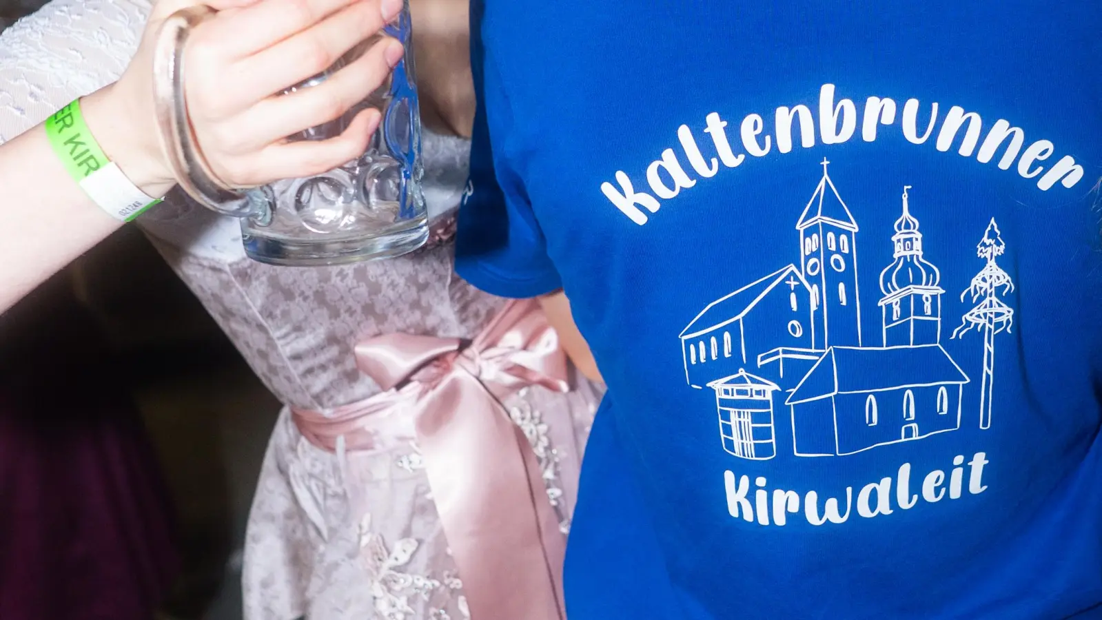 Beim Kirwa-Special der Etzenrichter Kirwa sorgte die Band „RUNDUMADUM” für Stimmung.  (Bild: Hannes Stock)