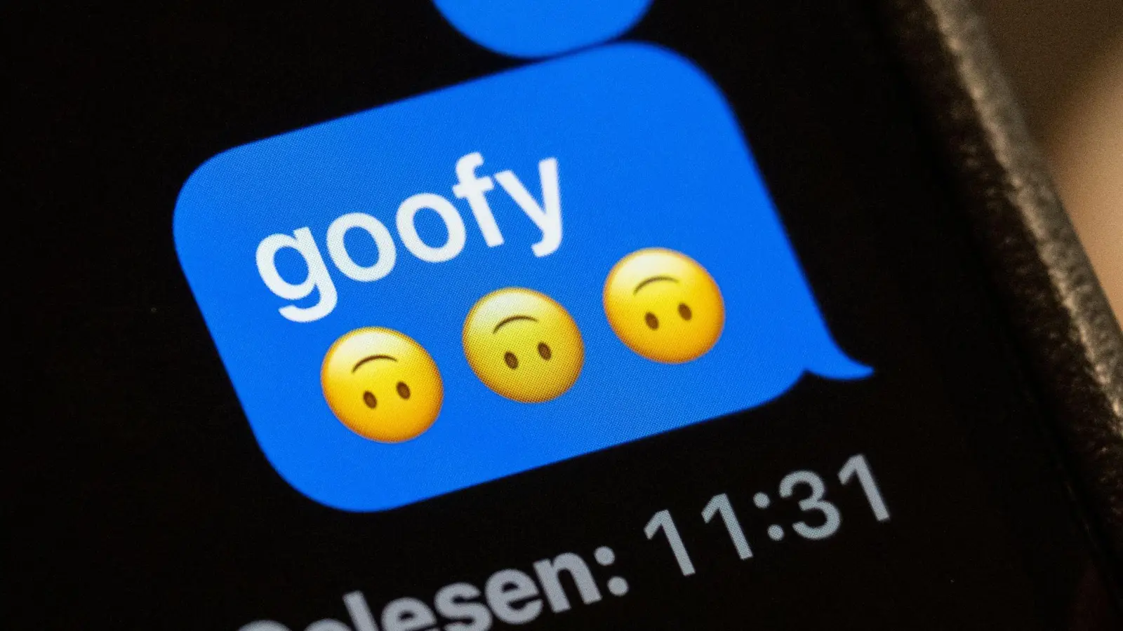 Der Begriff „goofy“ (komisch, tollpatschig) war das „Jugendwort des Jahres 2023“. (Bild: Sebastian Gollnow/dpa)