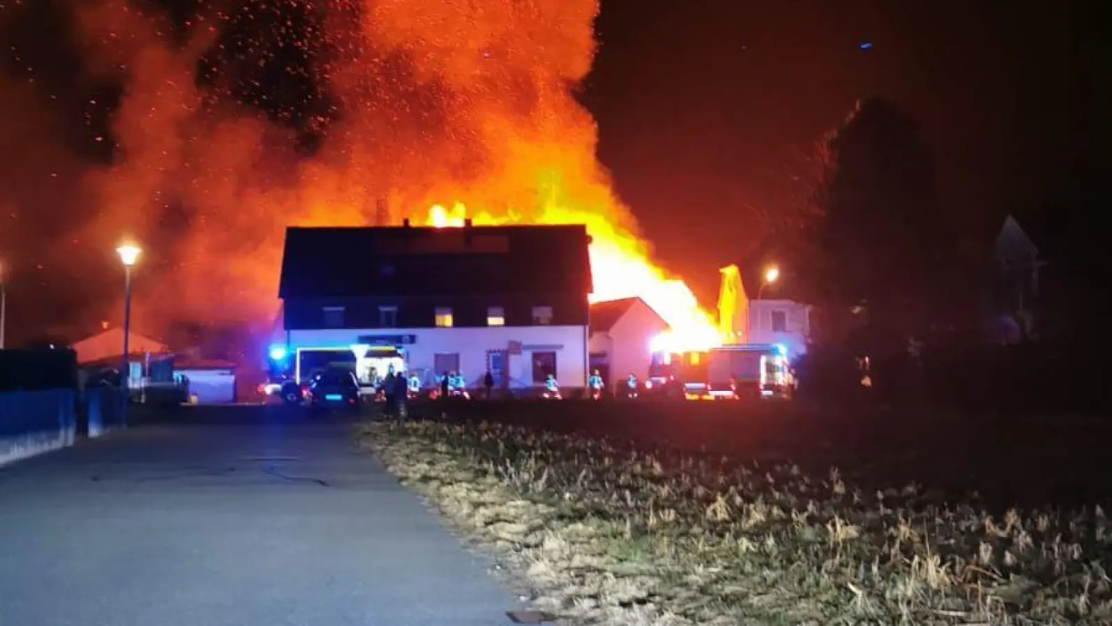 In Dürnast brannte eine Scheune lichterloh. (Bild: Feuerwehr Kaltenbrunn/exb)