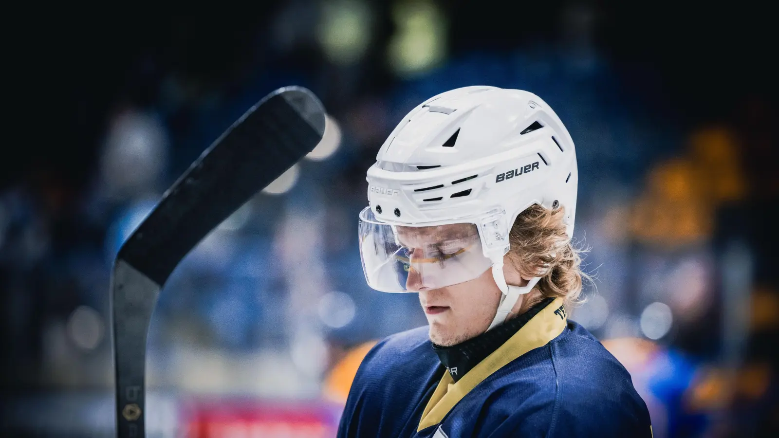 Neal Samanski von den Blue Devils Weiden wird nach einem Kniecheck in der Partie gegen die Lausitzer Füchse für ein Spiel gesperrt.  (Bild: Tobias Neubert)