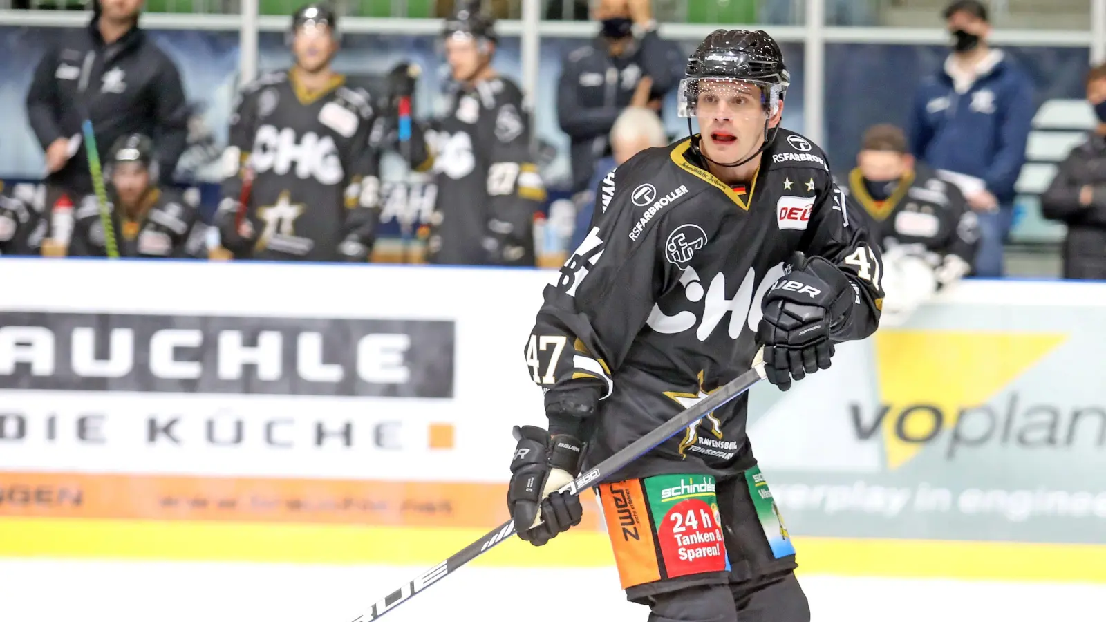 James Bettauer im Trikot der Ravensburg Towerstars, für die er von 2020 bis 2022 im Einsatz war. Dort spielte er bereits mit Maximilian Kolb und Martin Hlozek zusammen.<br><br> (Bild: Kim Enderle)