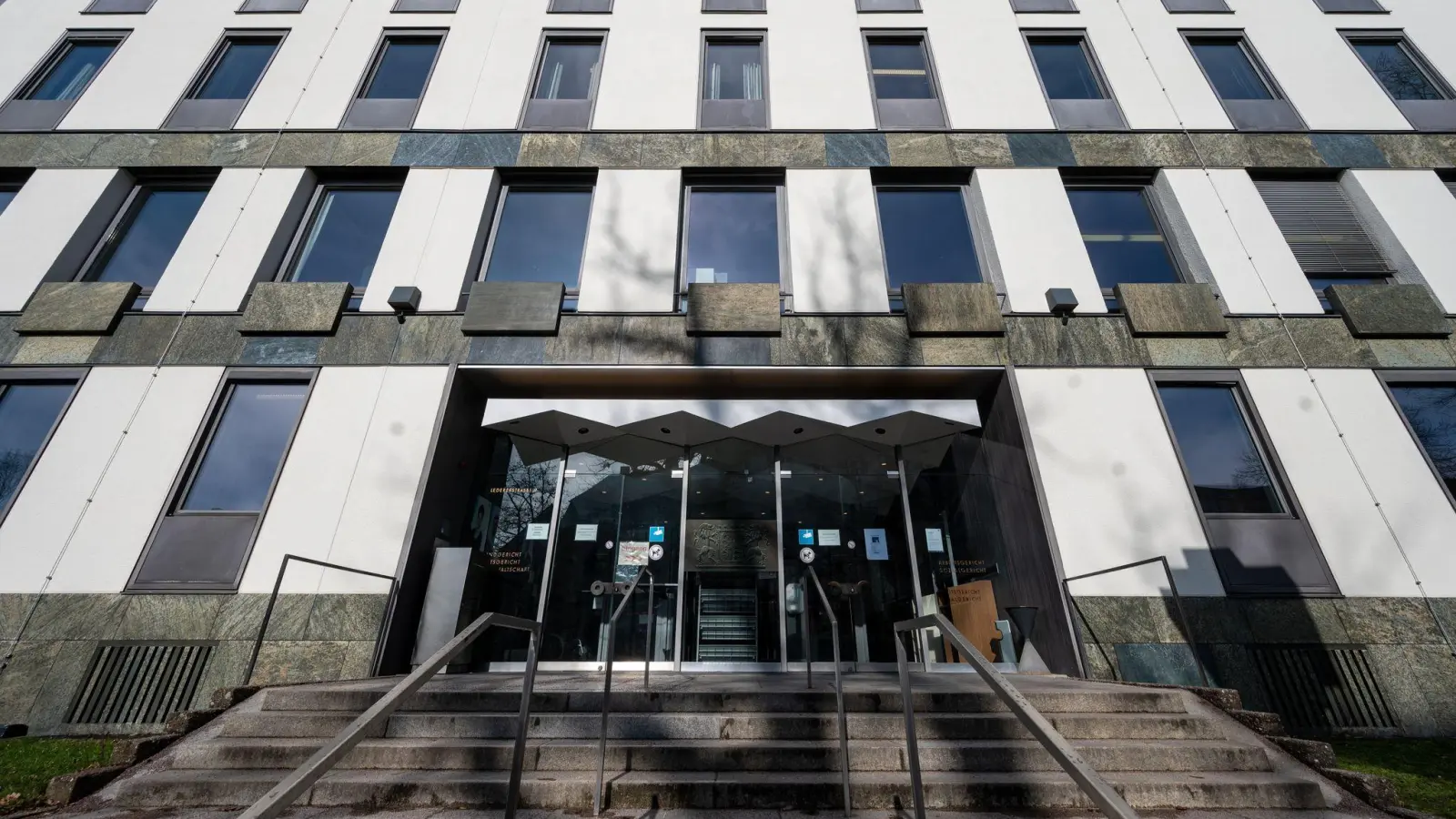 Auf einer Online-Plattform bot ein Mann aus dem Landkreis Tirschenreuth seine Frau zum Sex an. Jetzt verurteilte das Amtsgericht Weiden das Paar wegen illegaler Prostitution zu einer Geldstrafe.  (Archivbild: Armin Weigel/dpa)