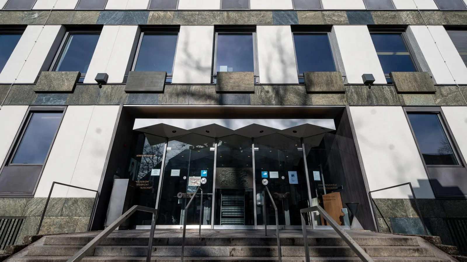 Auf einer Online-Plattform bot ein Mann aus dem Landkreis Tirschenreuth seine Frau zum Sex an. Jetzt verurteilte das Amtsgericht Weiden das Paar wegen illegaler Prostitution zu einer Geldstrafe.  (Archivbild: Armin Weigel/dpa)