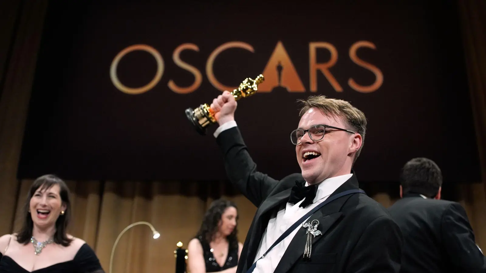 Der Oscar, den Talankin hier voller Stolz in die Luft hält, ging auf dem Weg nach Frankfurt verloren. (Archivbild) (Bild: John Locher/Invision/dpa)