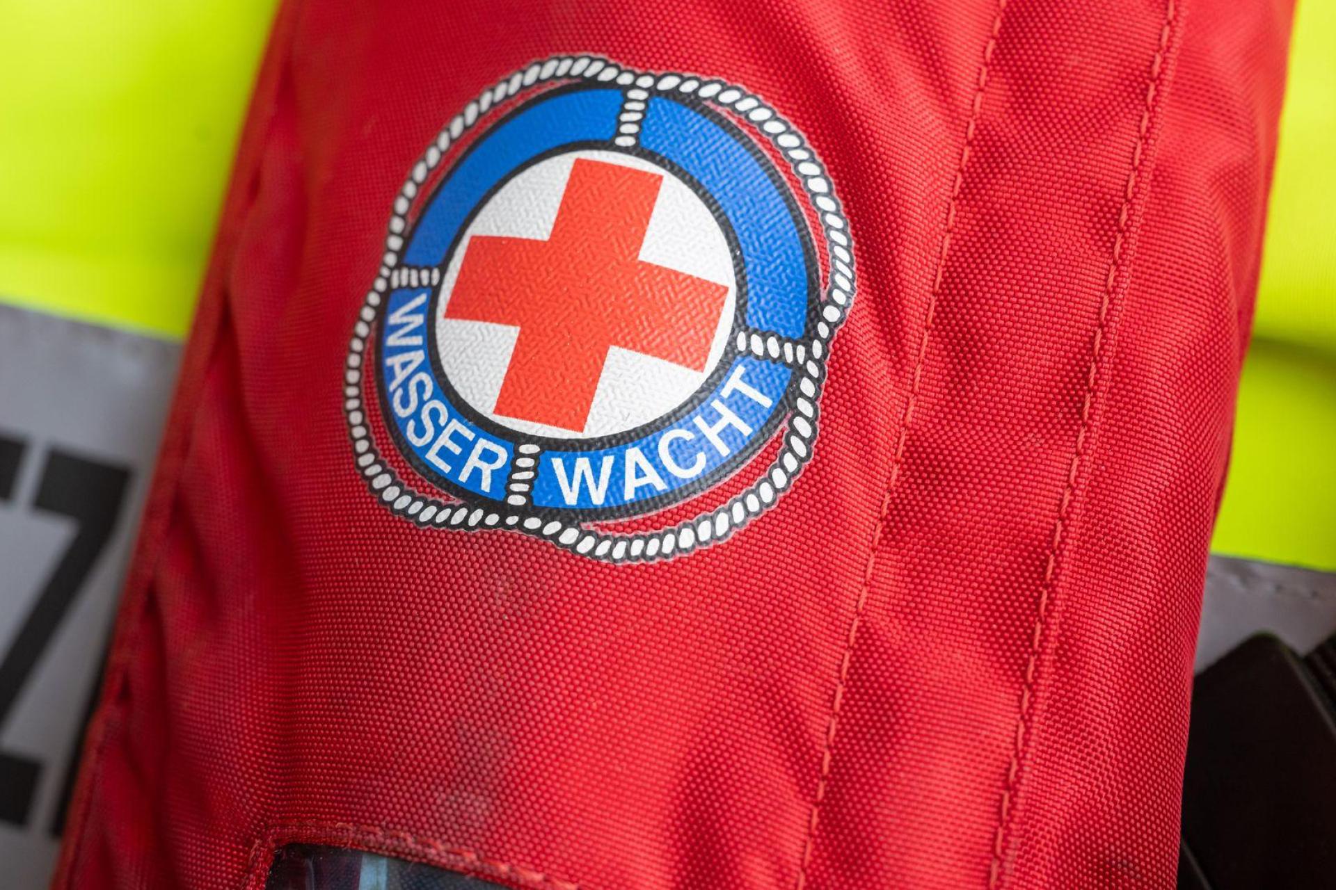 Zwei Tage nach dem Sturz fanden die Einsatzkräfte die Leiche des vermissten Mannes. (Symbolbild: Peter Kneffel/dpa)