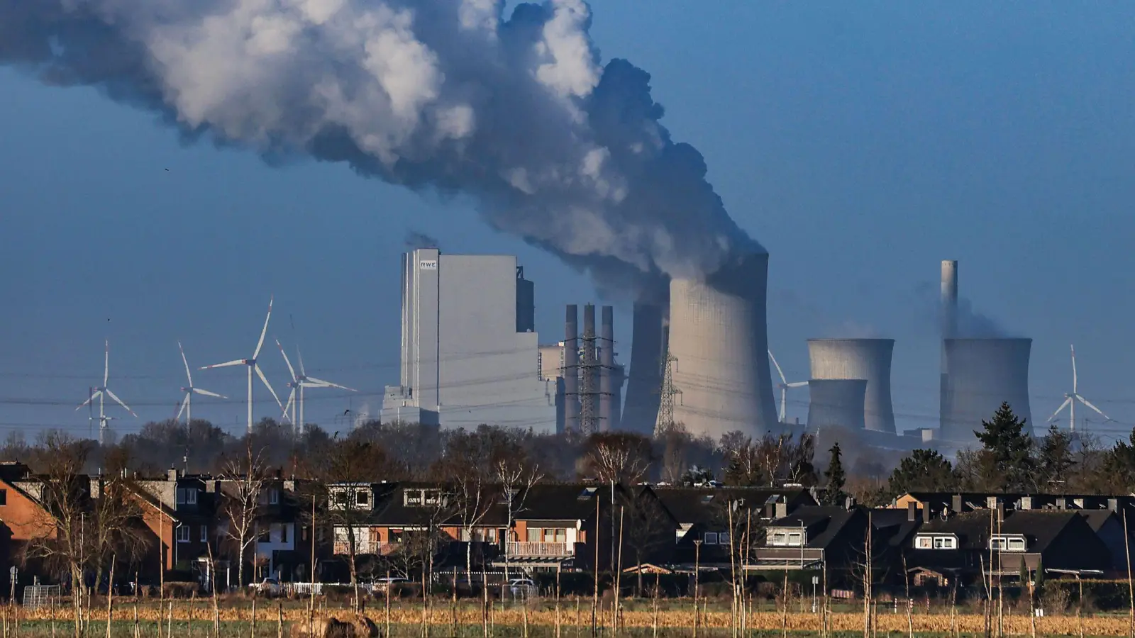 Das Braunkohlekraftwerk Neurath. Im Vordergrund der Pulheimer Ortsteil Sinnersdorf. (Bild: Oliver Berg/dpa)