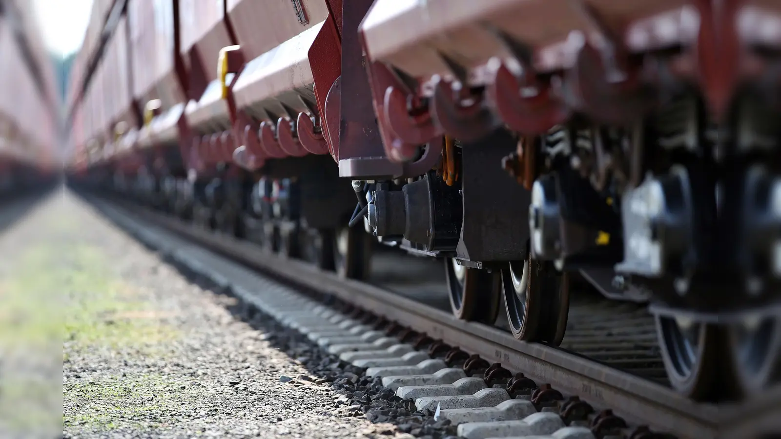 Ein defekter Bremsschuh brachte die acht Wagons in Neutraubling ins Rollen.  (Symbolbild: Oliver Berg)