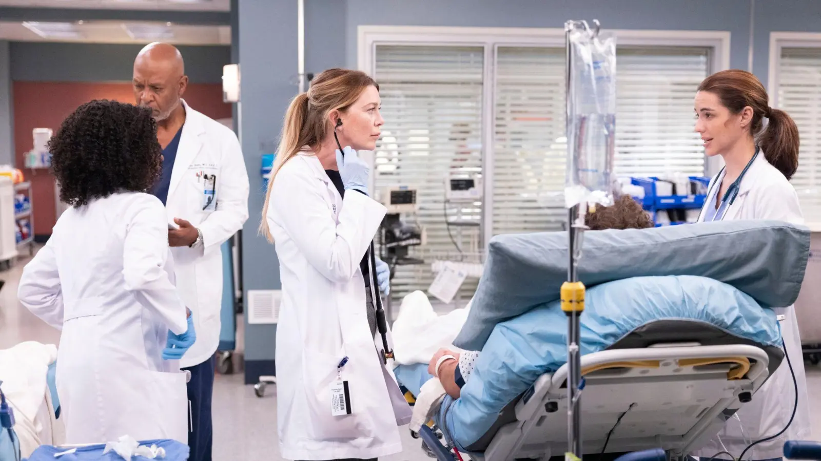 Ellen Pompeo (l) spielt in der 19. Staffel der Arztserie „Grey&#39;s Anatomy“ Dr. Meredith Grey an der Seite von Adelaide Kane als Jules Millin in (undatierte Filmszene). (Bild: Liliane Lathan/ABC/Disney+/dpa)