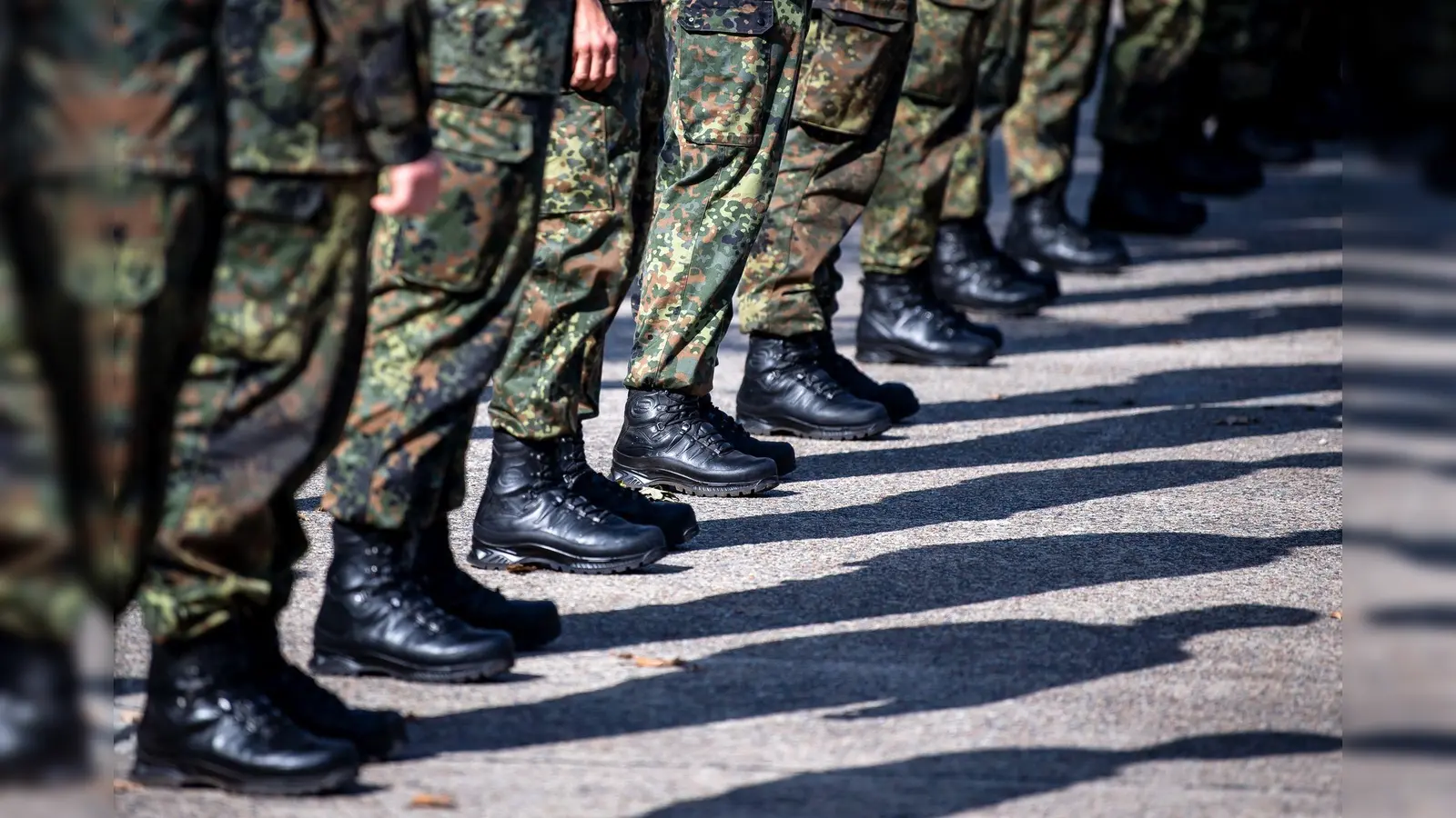 Bundeswehrsoldaten stehen auf einem Platz. (Symbolbild: Sina Schuldt/dpa)