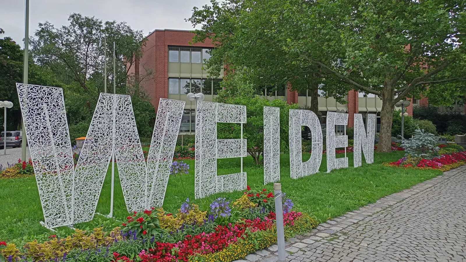 Der „WEIDEN”-Schriftzug vor dem Neuen Rathaus hat ein bisschen was von Hollywood. Selfies vor den Buchstaben sind ausdrücklich erwünscht.  (Bild: Hladik)