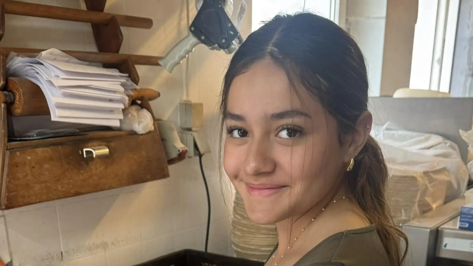 Gastschülerin Valeria als El Salvador backt ihre erste Breze in Weiden. (Bild: Florian Wenz)