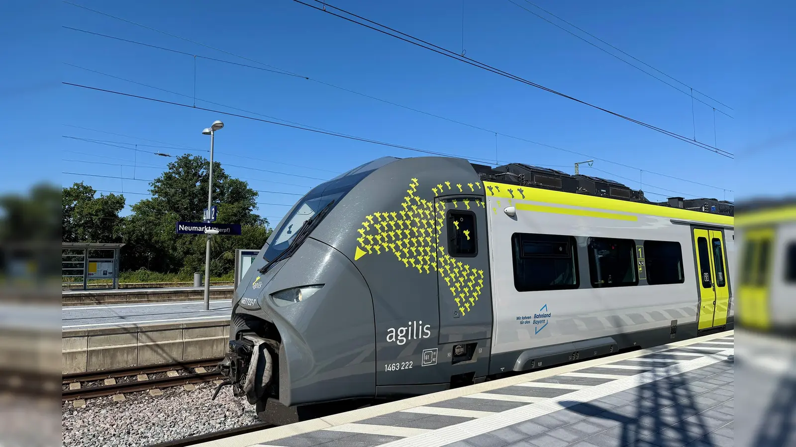Ein agilis-Zug nach der Korridorsanierung im Bahnhof Neumarkt. (Bild: agilis)