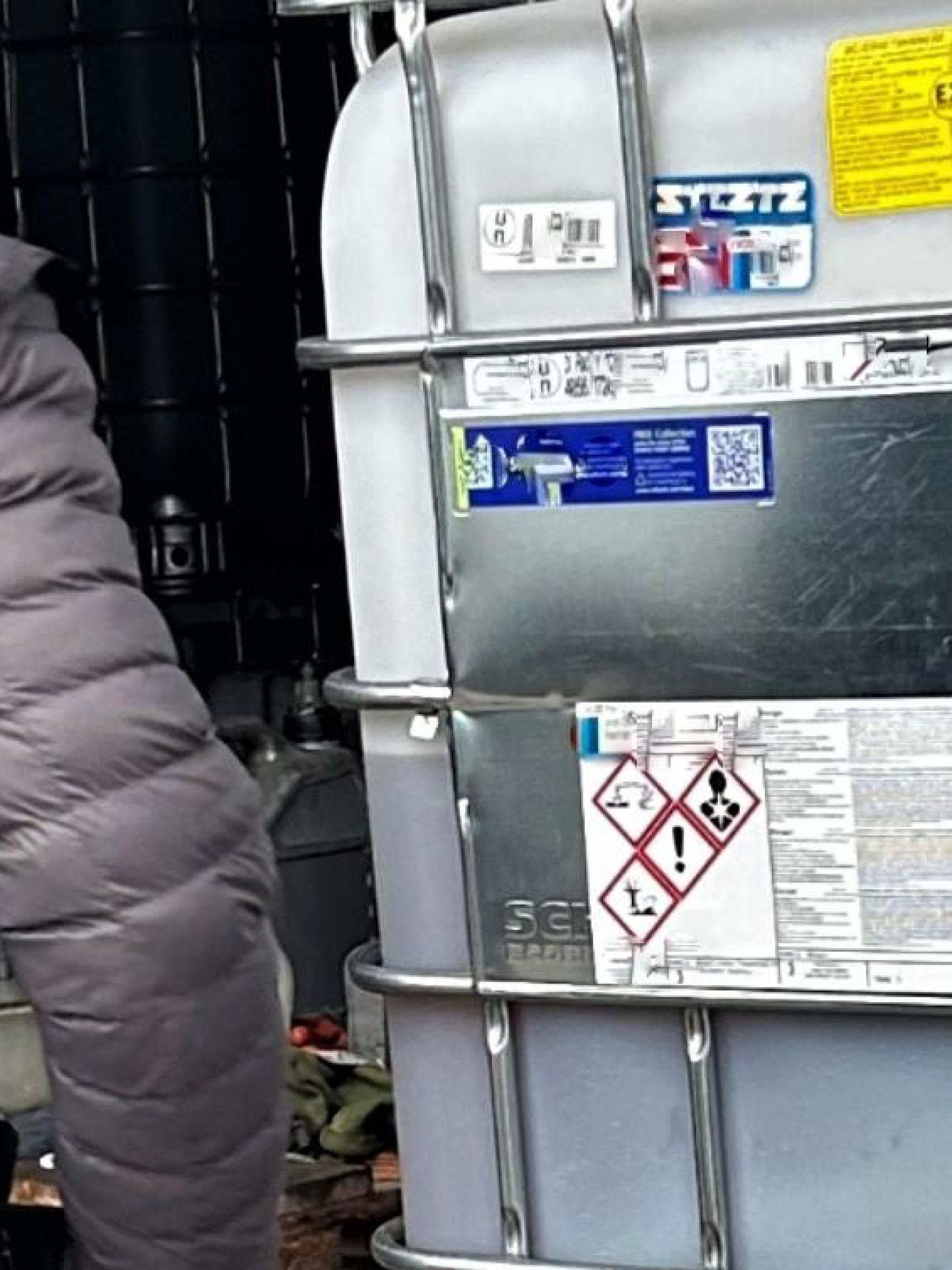 Ein Zollfahnder inspiziert das Warenlager. <br><br> (Bild: Zollfahndungsamt München)