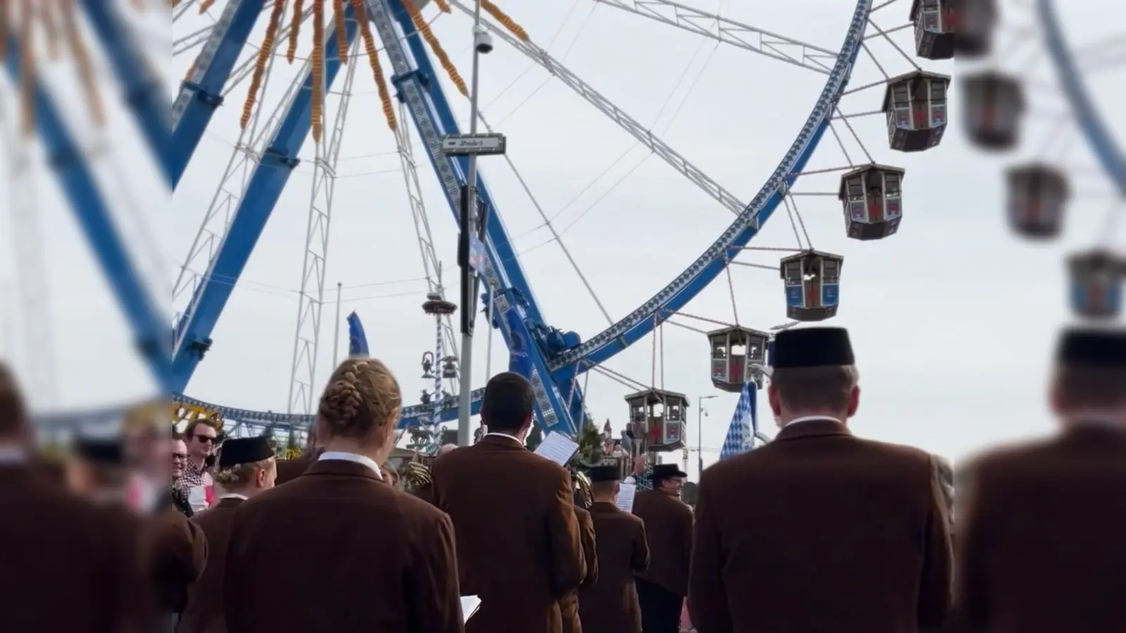 Abmarsch vom Löwenbräu-Zelt über die Theresienwiese zum Busshuttle. Es war ein langer Tag für die Knabenkapelle Auerbach auf dem Oktoberfest. (Bild: knz)