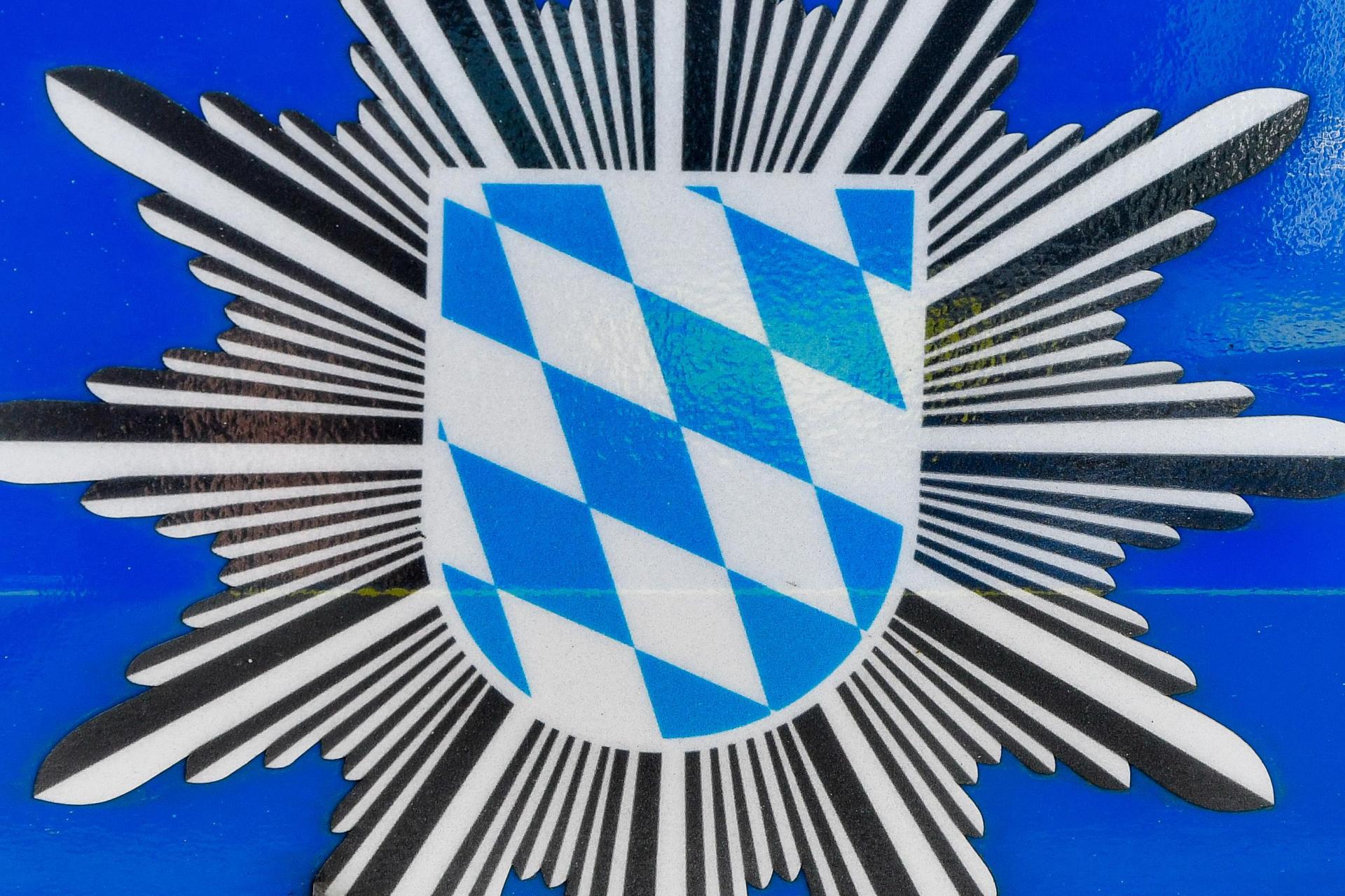 Die Polizei Weiden sucht nach drei Jugendlichen, die vermutlich einen Mülleimer an der Grundschule in Rothenstadt angezündet haben. (Bild: Petra Hartl)