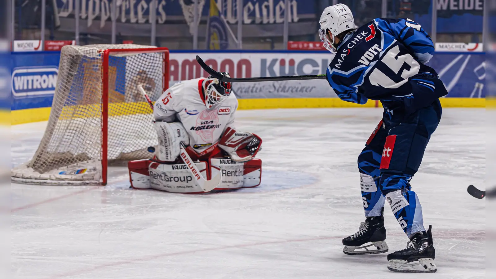 Weidens Fabian Voit erzielt in dieser Szene den Treffer zum zwischenzeitlichen 1:1-Ausgleich – durch die Beine von Bad Nauheims Keeper Gerald „Jerry” Kuhn.  (Bild: Werner Moller)