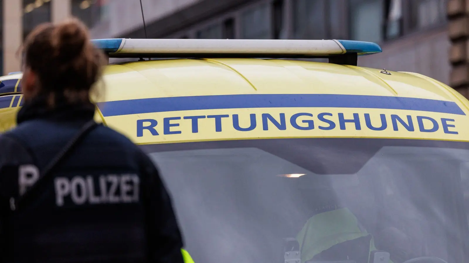 Wenn ein Kind vermisst wird, nimmt die Polizei das niemals auf die leichte Schulter. (Illustration) (Bild: Hannes P Albert/dpa)