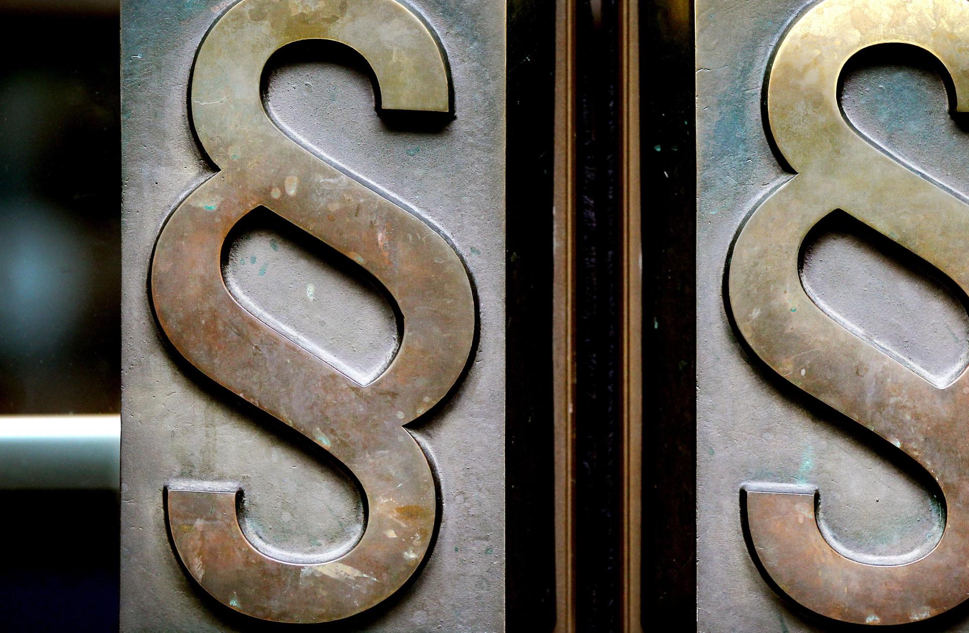 Ein 38-Jähriger muss für zwei Jahre und vier Monate in Haft, nachdem er seine Ex-Freundin angegriffen und gefährlich in den Straßenverkehr eingegriffen hat.  (Symbolbild: Oliver Berg/dpa)