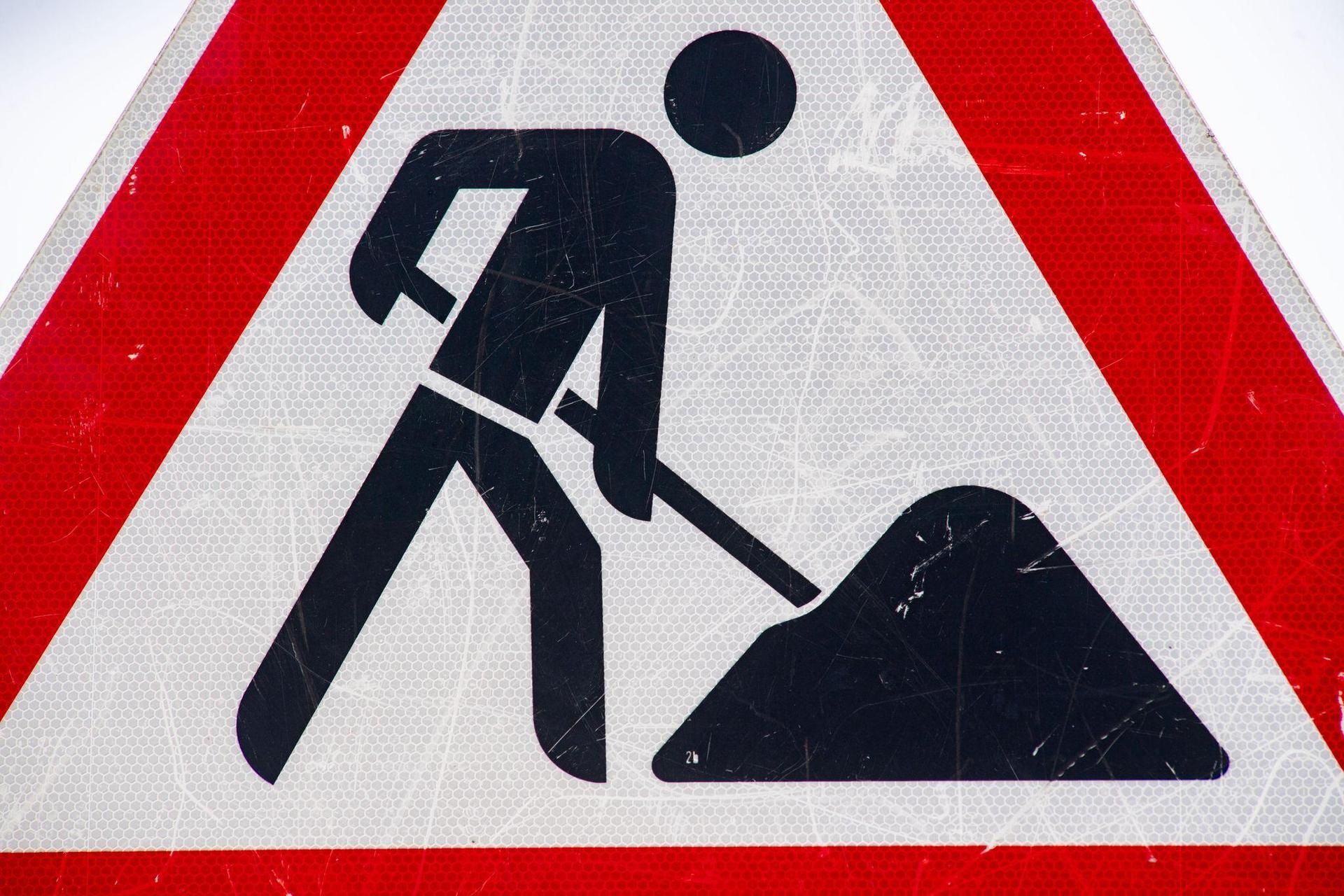 Tempo 20: An der Baustelle auf der B470 westlich von Weiden soll langsamer gefahren werden. (Symbolbild: Stefan Sauer/dpa)