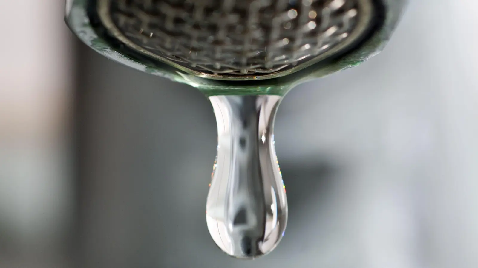 Am Montag, 30. Juni, ist die Trinkwasserversorgung im Bereich der Neustädter Straße in Weiden unterbrochen. (Symbolbild:  Patrick Pleul/dpa)