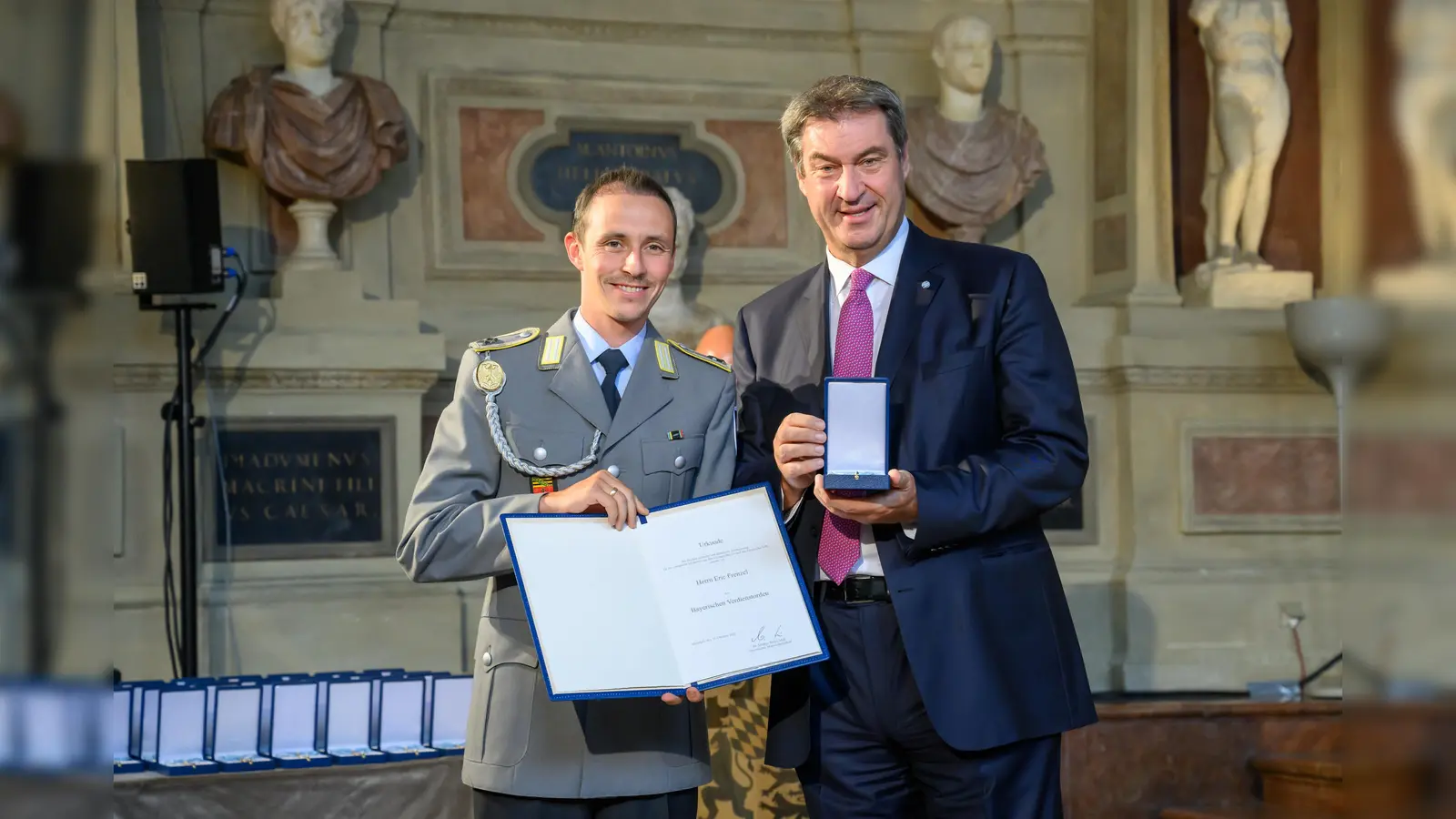 Der ehemalige Nordische Kombinierer und dreifache Olympiasieger Eric Frenzel (links) erhält den Bayerischen Verdienstorden von Ministerpräsident Markus Söder. (Bild: Bayerische Staatskanzlei)