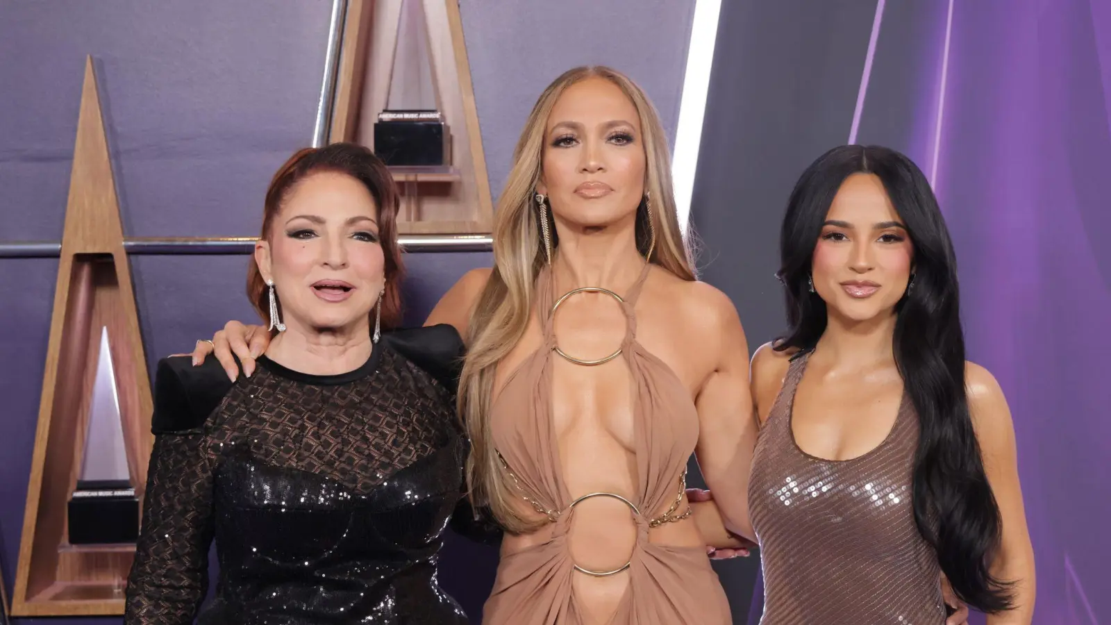 Jennifer Lopez (Mitte) moderierte die AMA-Verleihung in Las Vegas.  (Bild: Crash/imageSPACE via ZUMA Press Wire/dpa)