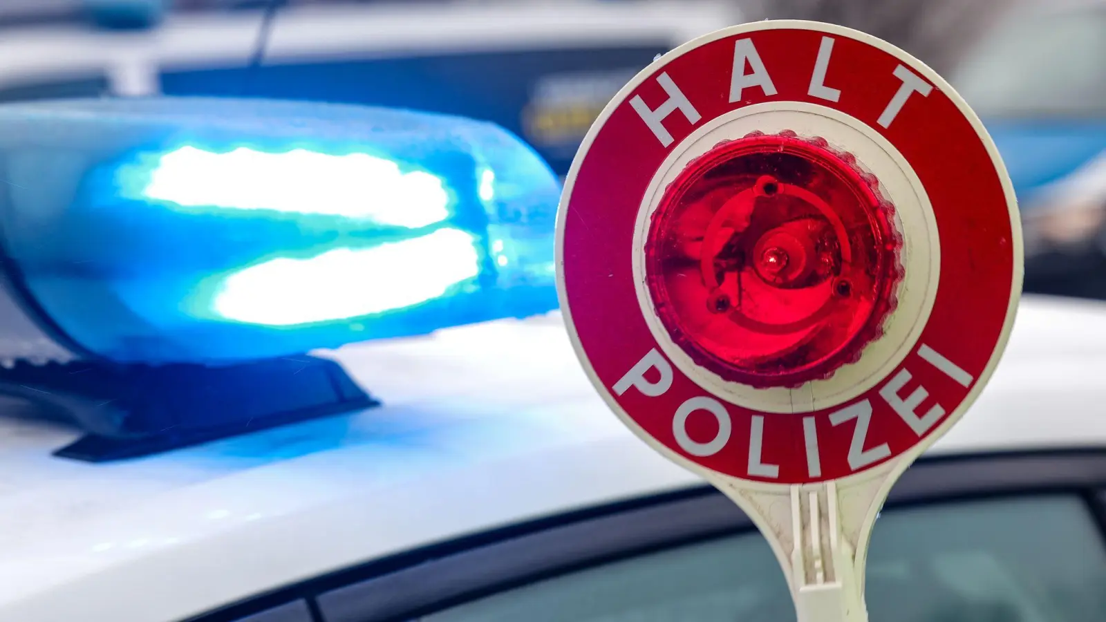 Der Lastwagen war mit 300 Litern Heizöl beladen. (Symbolbild) (Bild: Jan Woitas/dpa)