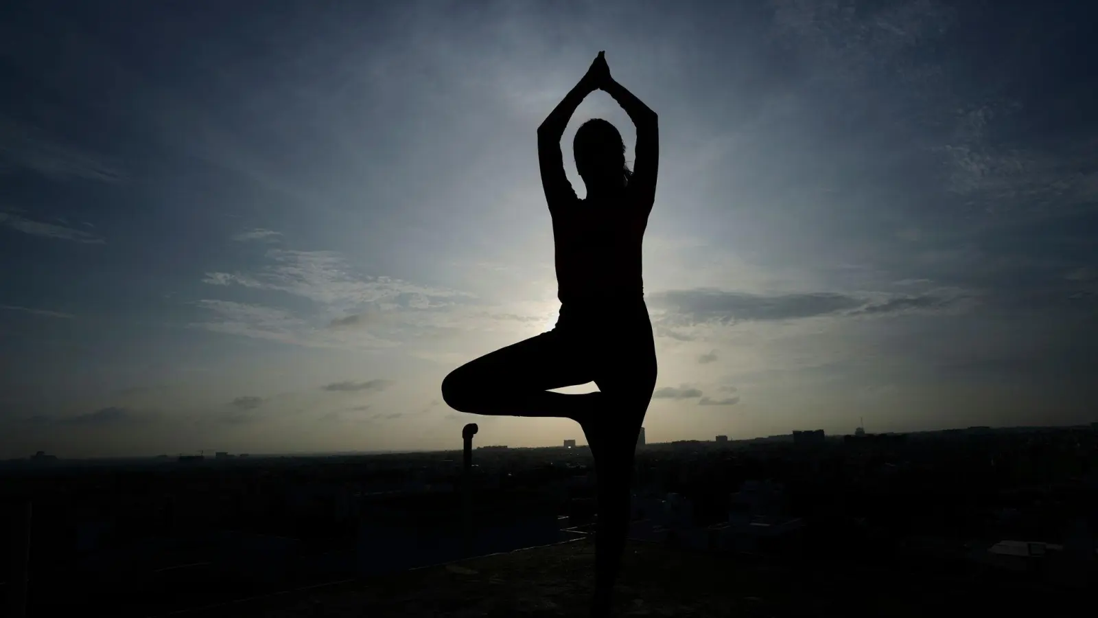 Eine ungewöhnliche Yoga-Session beschäftigt die Polizei. (Symbolbild: Mahesh Kumar A./AP/dpa)