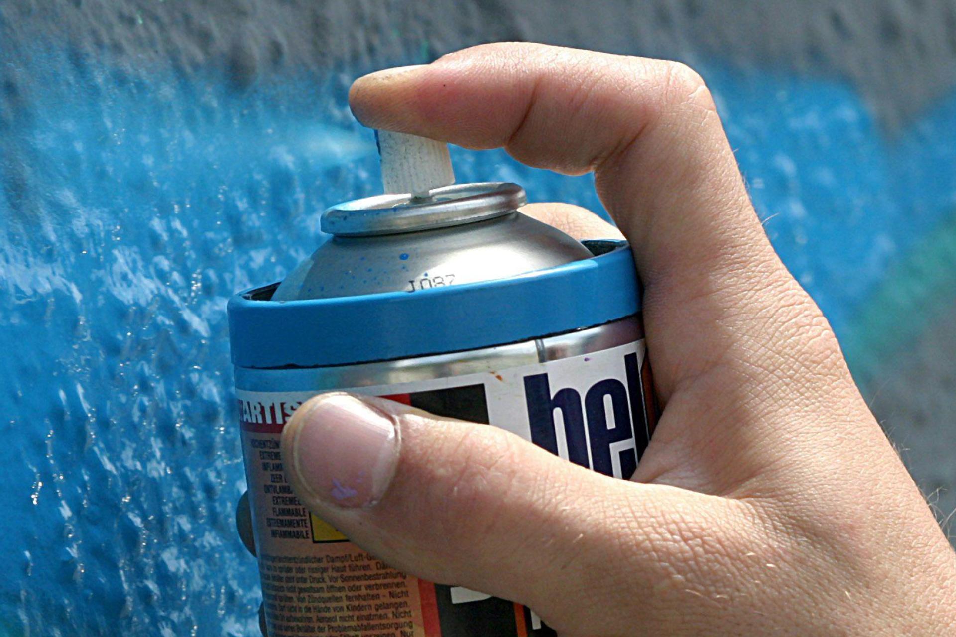 In Trebsau bei Bechtsrieth ist ein Bushaltehäuschen mit Graffiti beschmiert worden. (Symbolbild: Tobias Felber/dpa)