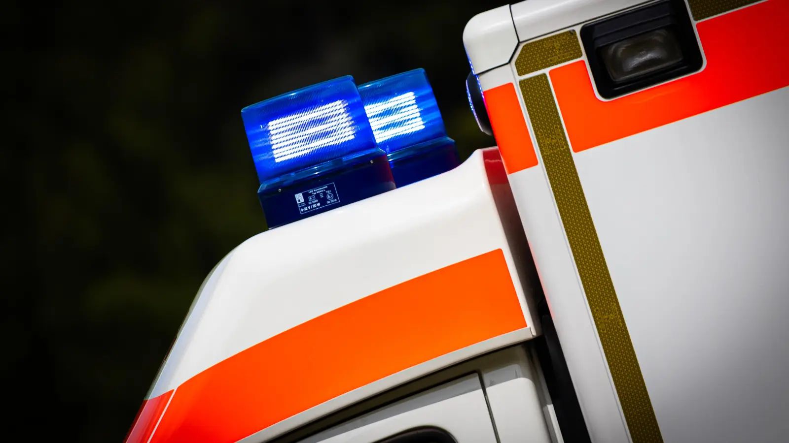 Eine Rollerfahrerin verletzte sich schwer und musste in ein Krankenhaus gebracht werden. (Symbolbild: Moritz Frankenberg/dpa)
