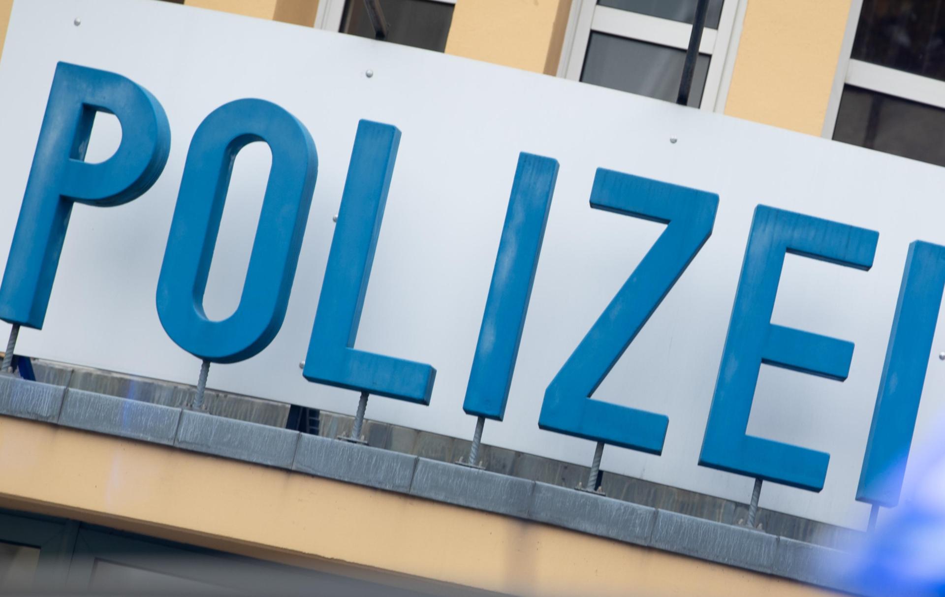 Eine Frau in Mantel hat beim Brand zweier Mülltonnen in Mantel schnell eingegriffen. (Symbolbild: Friso Gentsch)
