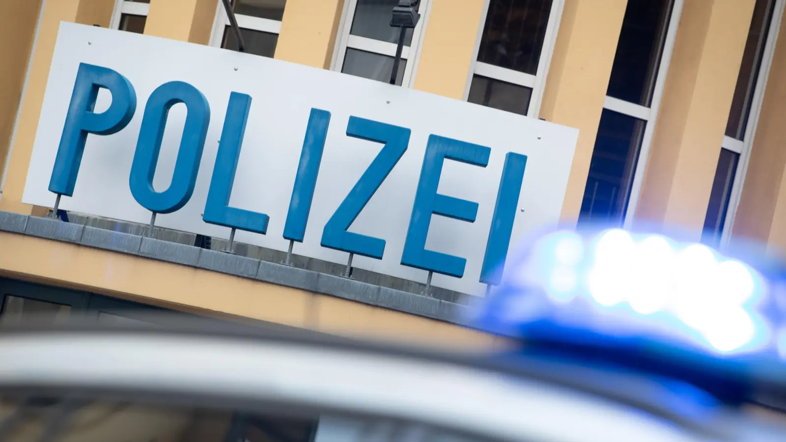 Bei winterlichen Straßenverhältnissen baute ein Fahrer einen Unfall, weil er mit montierten Sommerreifen die Kontrolle verlor.  (Symbolbild: Friso Gentsch)