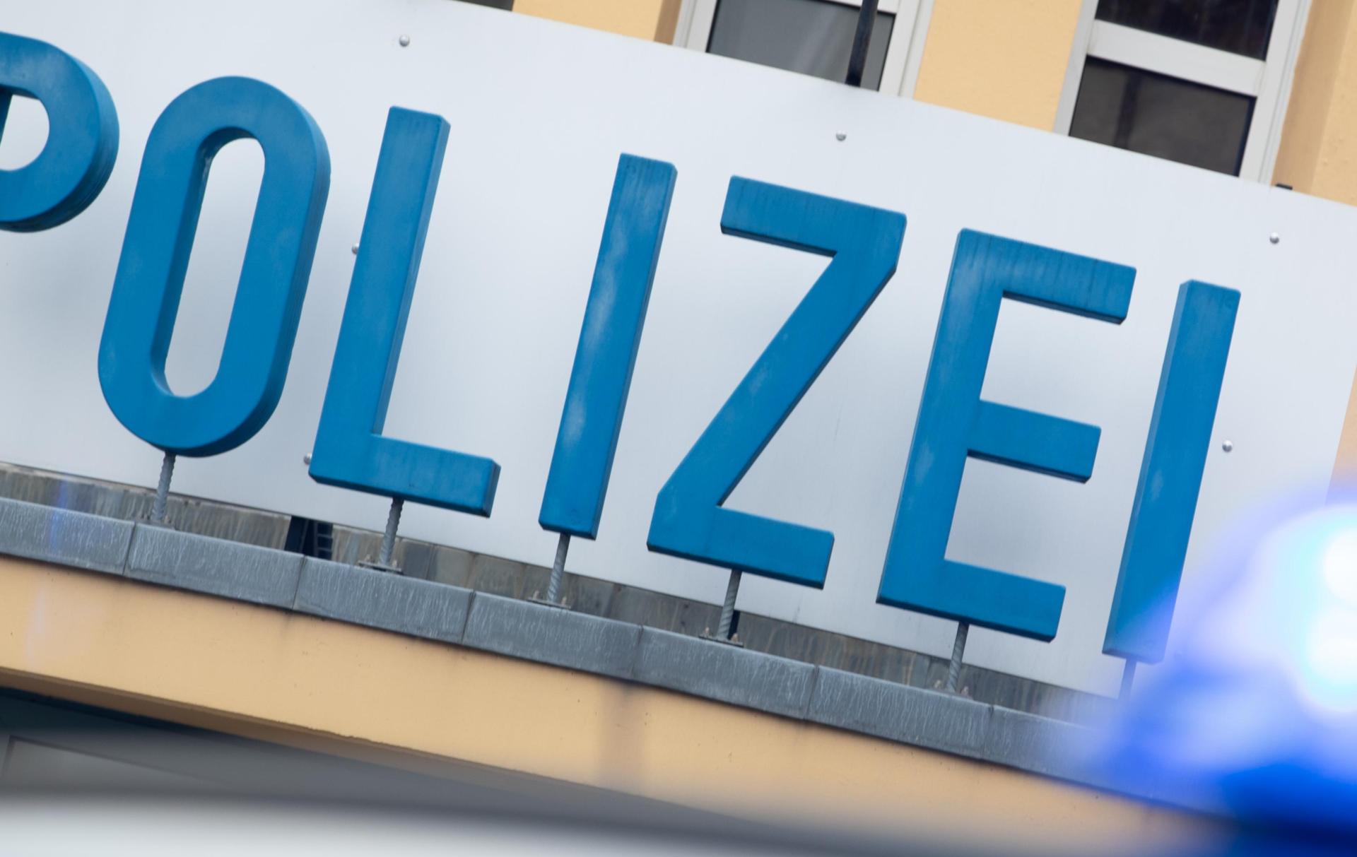 Die Polizei Weiden sucht Zeugen einer sexuellen Belästigung am Donnerstag gegen 18.45 Uhr in Weiden. Insbesondere ein Passant soll sich laut Pressebericht bei der Dienststelle melden. (Symbolbild: Friso Gentsch)