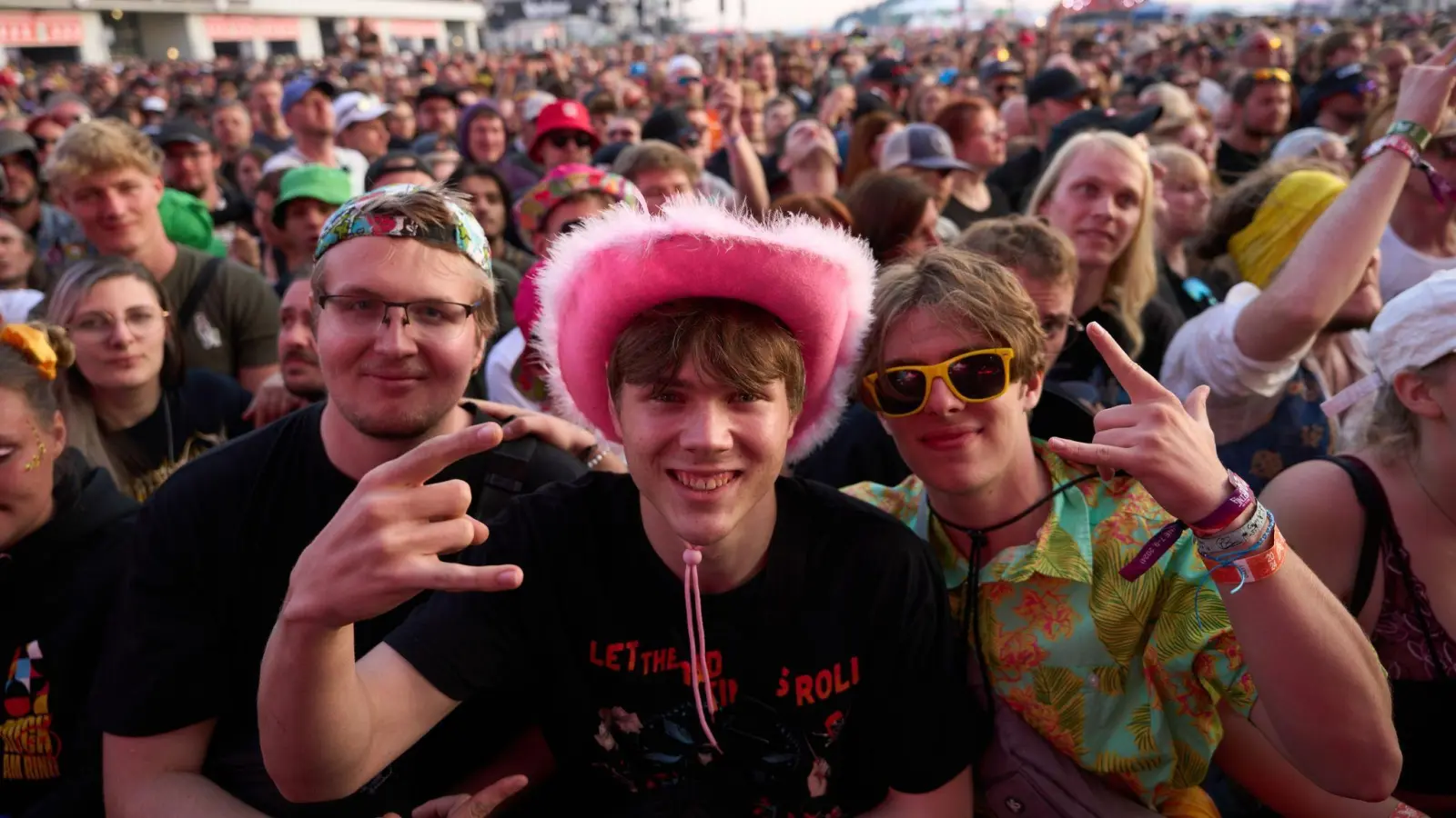 Fans beim Auftritt derRockband „Queen s of the Stone Age“ beim Open-Air-Festival „Rock am Ring“. (Bild: Thomas Frey/dpa)